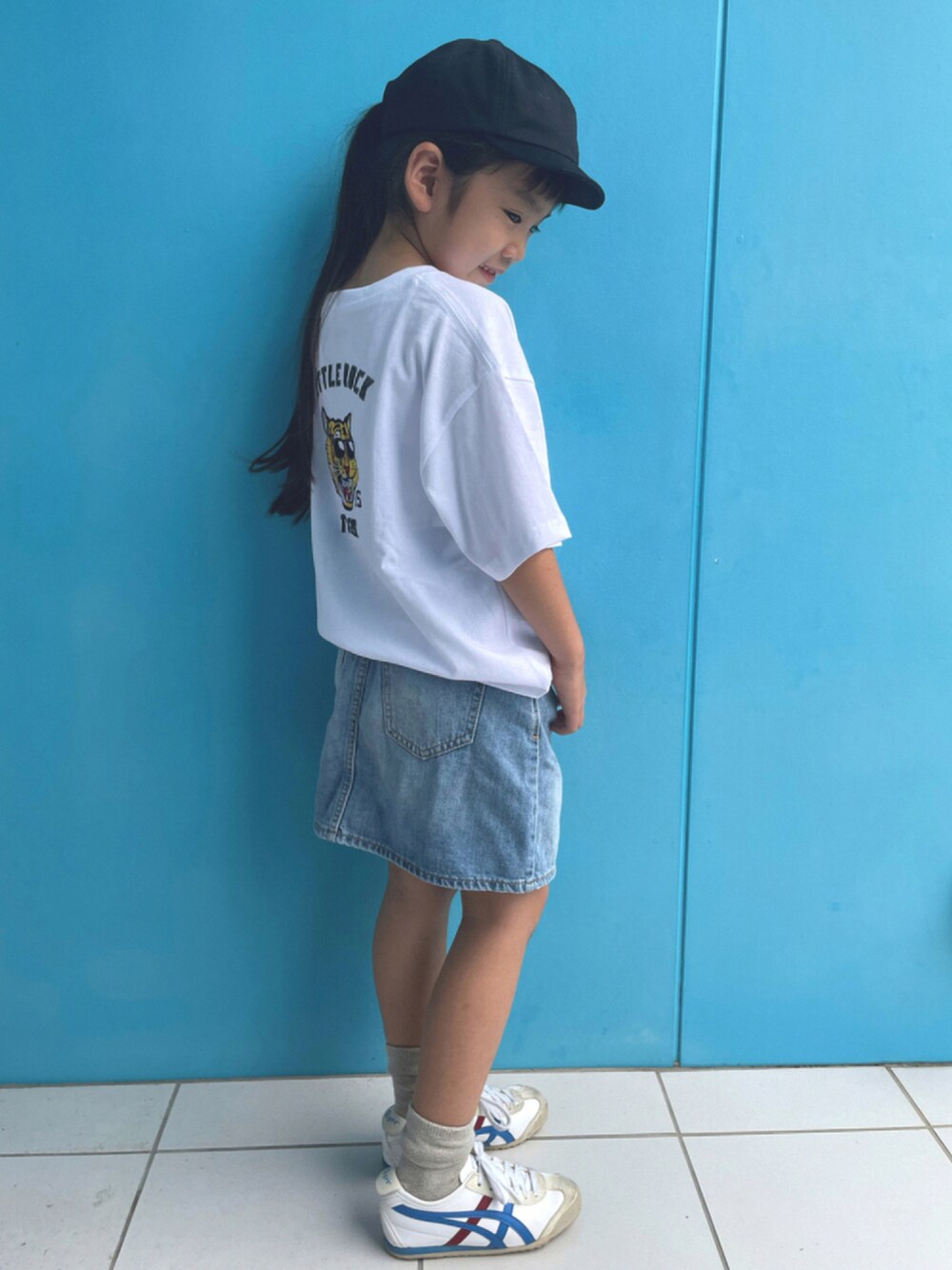「夏だ！Tシャツ着よう！、キッズコーデ、キッズファッション、休日スタイル、カジュアル、プリントT、スニーカーコーデ、シンプルコーデ、おんなのこ」｜「PENNEYSの【WEB限定】PENNEYS×FREAK'S STORE/ぺニーズ×フリークスストア KIDS 別注 TIGER バック刺繍 クルーネックTシャツ（Tシャツ/カットソー、ホワイト系）」を使った、nikoさん（キッズ・110cm）の夏コーディネートの1枚目の写真