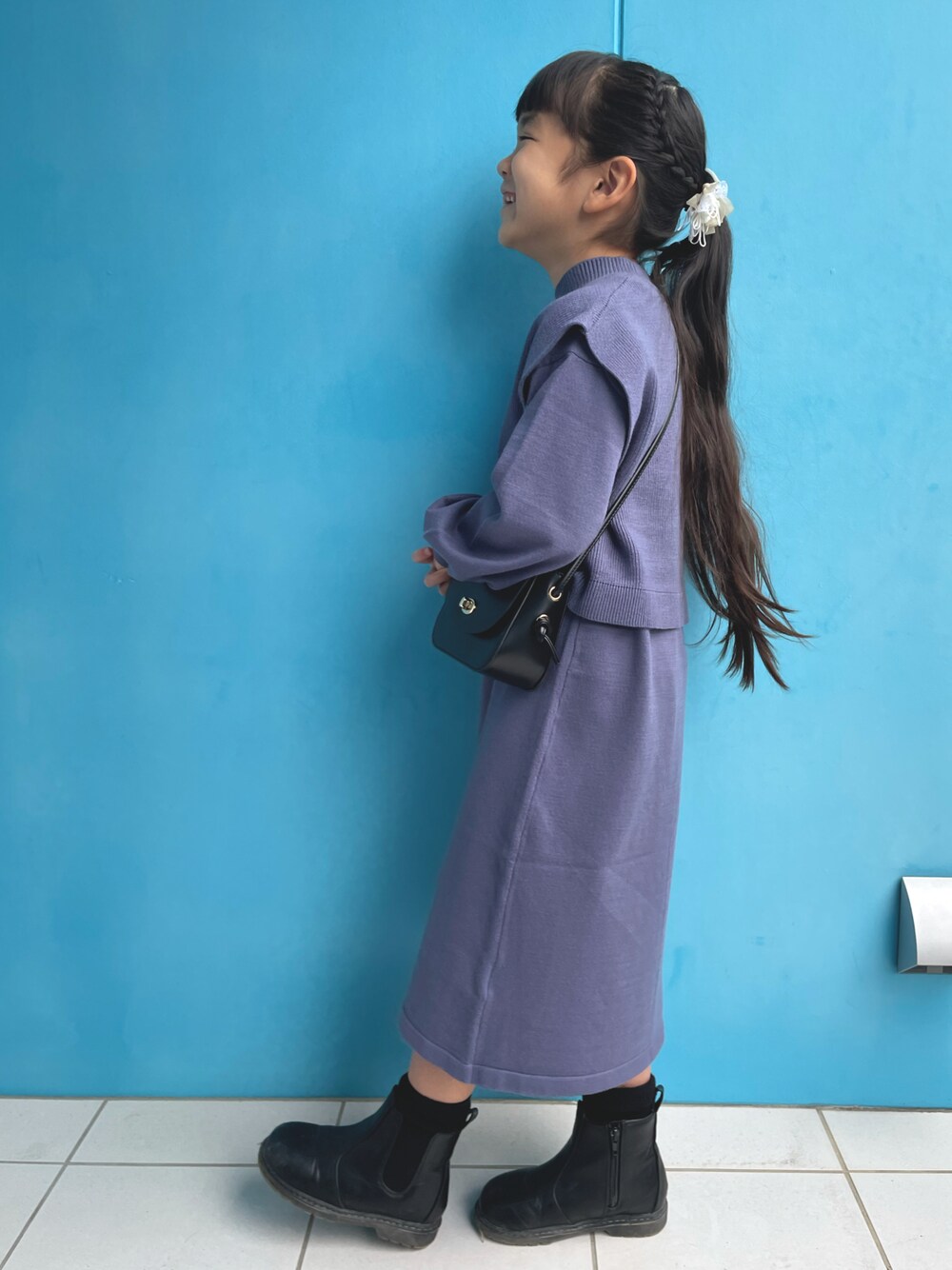 「キッズコーデ、キッズファッション、私の推しブランド、ワンピース、ブーツ、冬コーデ、女の子、シンプル、休日スタイル、休日コーデ」｜「SOROTTOの【ママとお揃い】厚底サイドゴアブーツ（ブーツ、ブラック系）」を使った、nikoさん（キッズ・110cm）の冬コーディネートの1枚目の写真