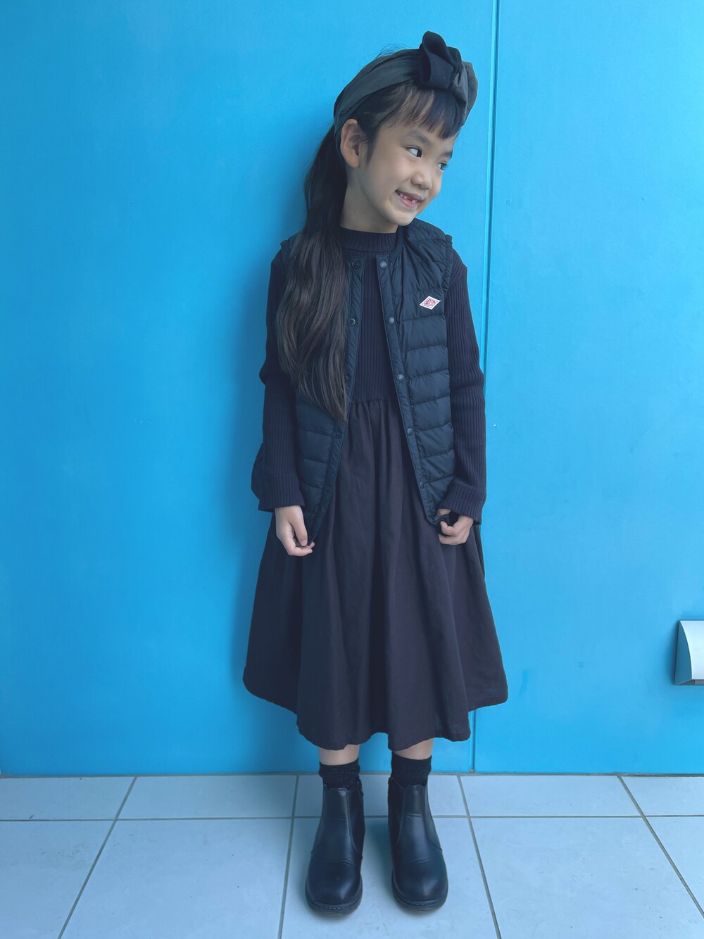 「ブーツ、ブラック、ダウンベスト、キッズコーデ、休日コーデ、女の子、キッズファッション」｜「DANTONの【DANTON】キッズ クルーネックインナーダウンベスト（ダウンベスト、ブラック系）」を使った、nikoさん（キッズ・110cm）の秋コーディネートの1枚目の写真