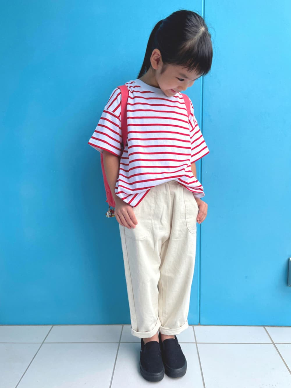 「キッズコーデ、キッズファッション、夏コーデ、休日スタイル、夏休み、夏だ！Tシャツ着よう！、カジュアル、シンプル、ボーダー、ラクチンコーデ」｜「しまむらのアイテム（その他パンツ、ホワイト系）」を使った、nikoさん（キッズ・110cm）の夏コーディネートの1枚目の写真