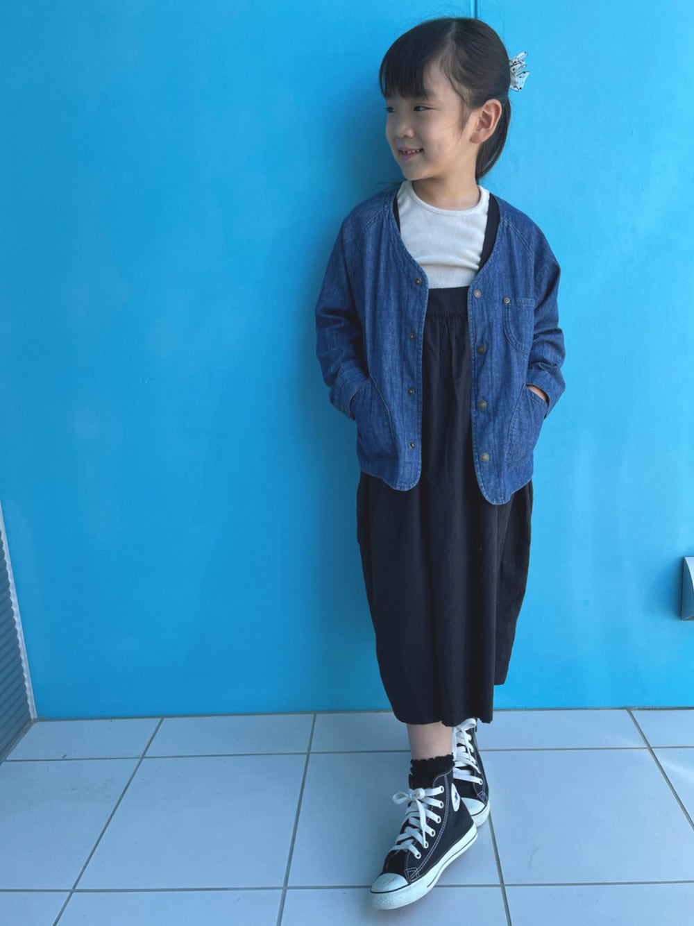 「スニーカー、キッズコーデ、カジュアルコーデ、キッズファッション、シンプル、スカート、女の子」｜「apres les coursのノーカラーシャツジャケット（シャツ/ブラウス、ブルー系）」を使った、nikoさん（キッズ・110cm）の秋コーディネートの1枚目の写真