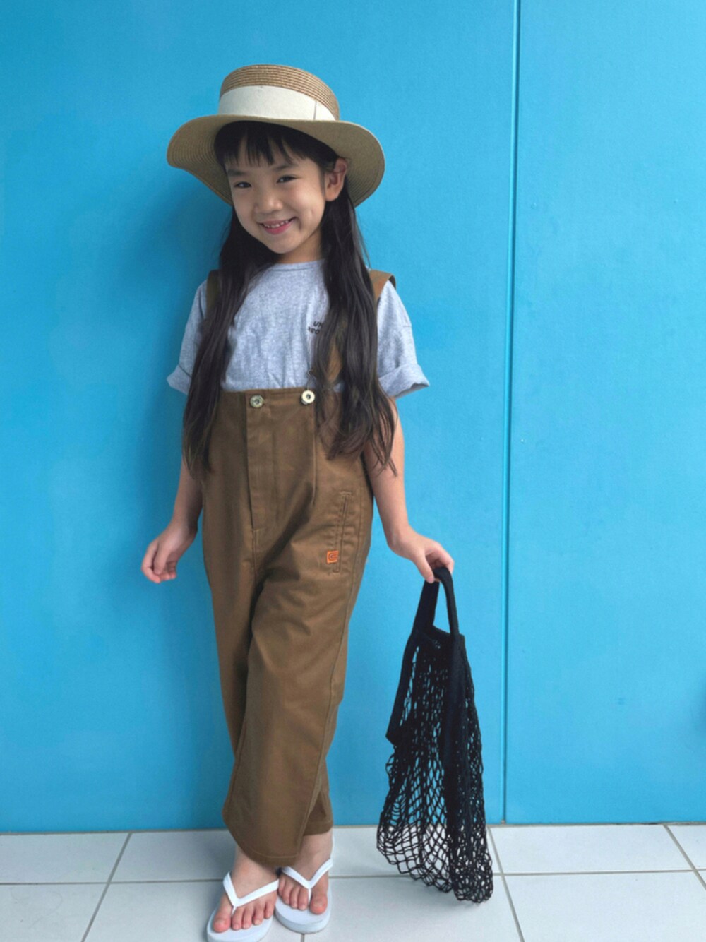「キッズコーデ、キッズファッション、休日スタイル、麦わら帽子、ビーサン、カジュアル、サロペット、夏コーデ、夏だ！Tシャツ着よう！、プリントT」｜「LOWRYS FARMのコブタトオオカミＴＳＳ　938942（Tシャツ/カットソー、グレー系）」を使った、nikoさん（キッズ・110cm）の夏コーディネートの1枚目の写真