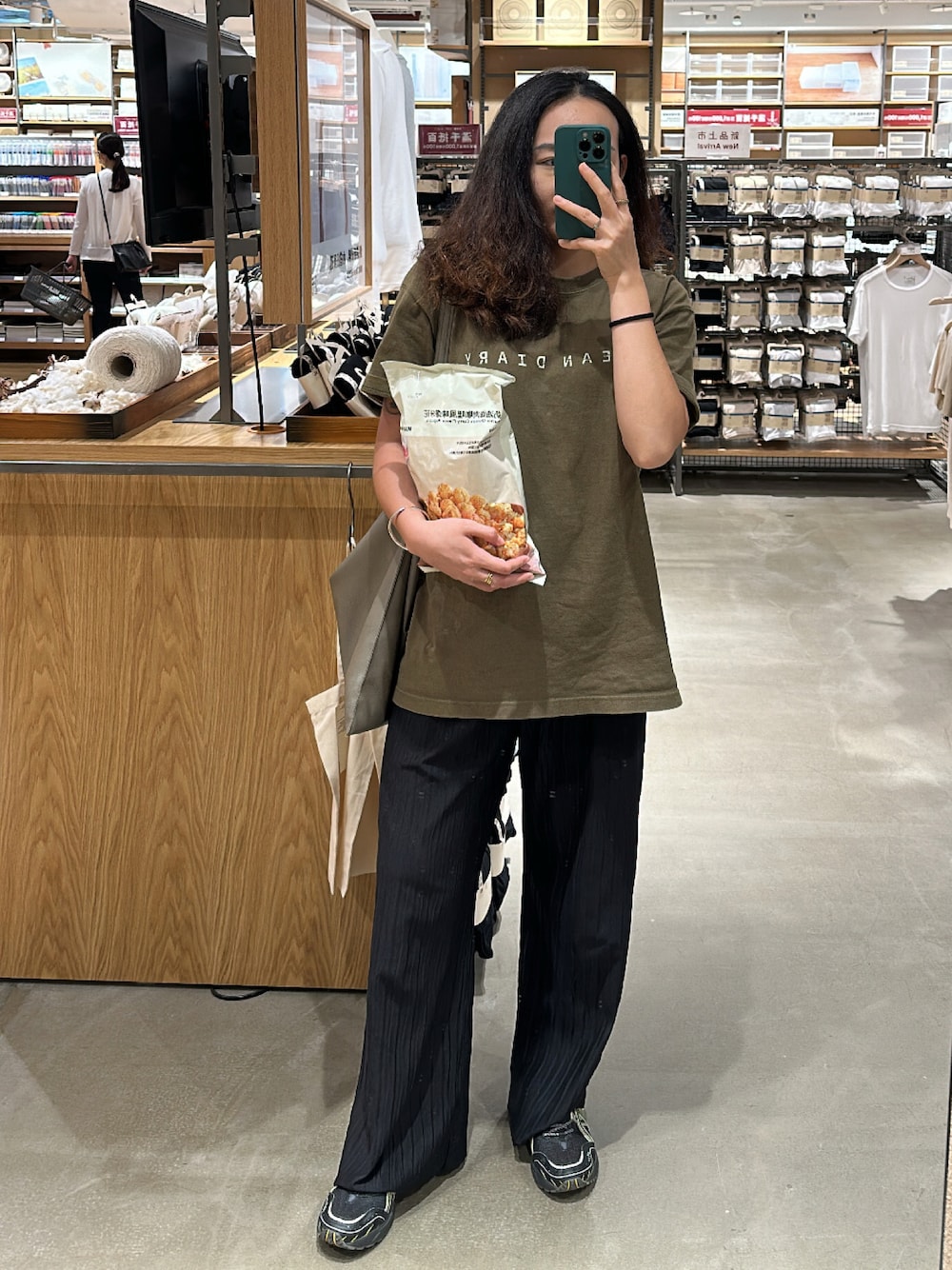 「ASICSのアイテム（スニーカー、ブラック系）」を使った、Helenさん（レディース・162cm）の春コーディネートの1枚目の写真
