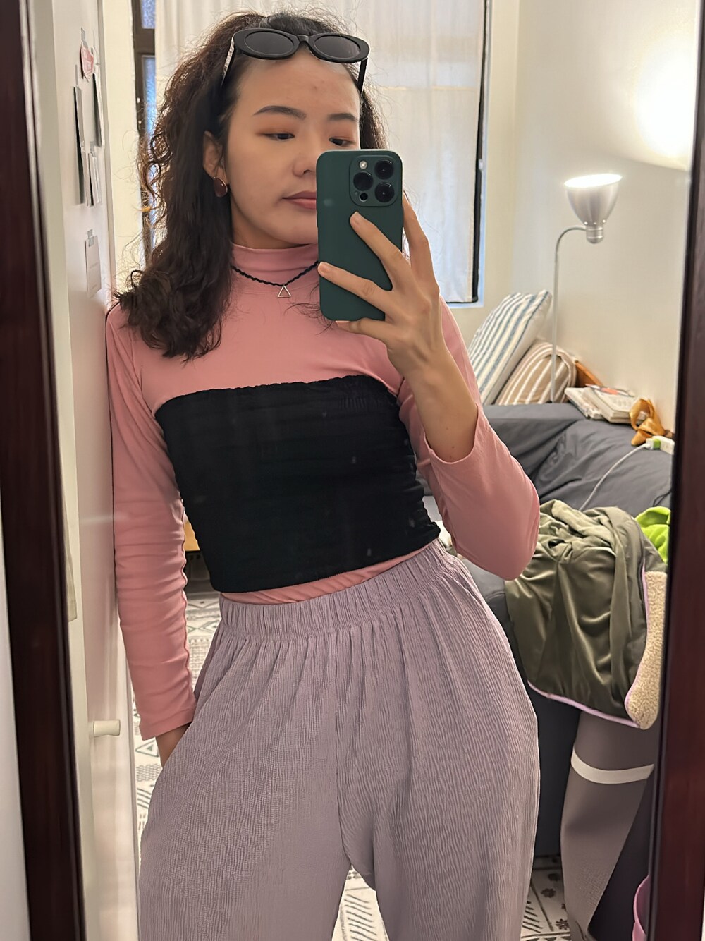 「no brandのアイテム（パンツ、パープル系）」を使った、Helenさん（レディース・162cm）の春コーディネートの1枚目の写真