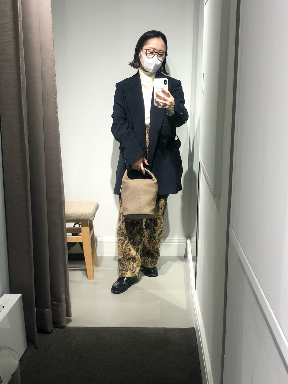 「大人カジュアル、ニット/セーター、ジャケット、レザーバッグ、Magnu、マヌー、RAWLIFE、RAWLIFE自由が丘店、低身長、Maison Margiela」｜「MagnuのMagnu/マヌー/keg pouch（ハンドバッグ、グレー系）」を使った、chieさん（レディース・146cm）の秋コーディネートの1枚目の写真