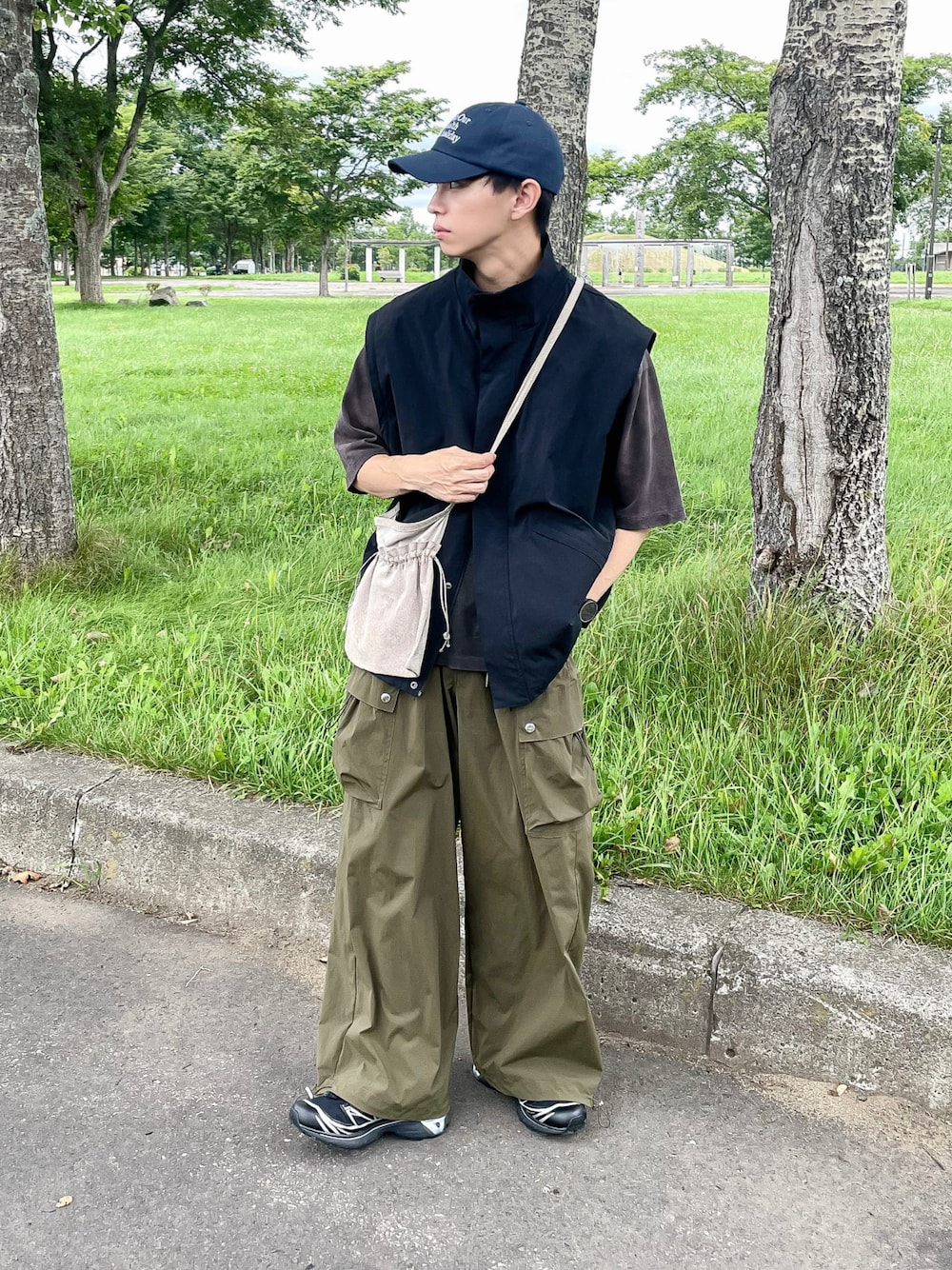 「夏コーデ、WYM、ベスト、レイヤードスタイル、カーゴパンツ、SALOMON、ゆるコーデ、Tシャツ、キャップ、アースカラー」｜「WYM LIDNMのMINIMAL 2WAY TRACK ZIP BLOUSON（ブルゾン、ブラック系）」を使った、たいがさん（メンズ・172cm）の秋コーディネートの1枚目の写真