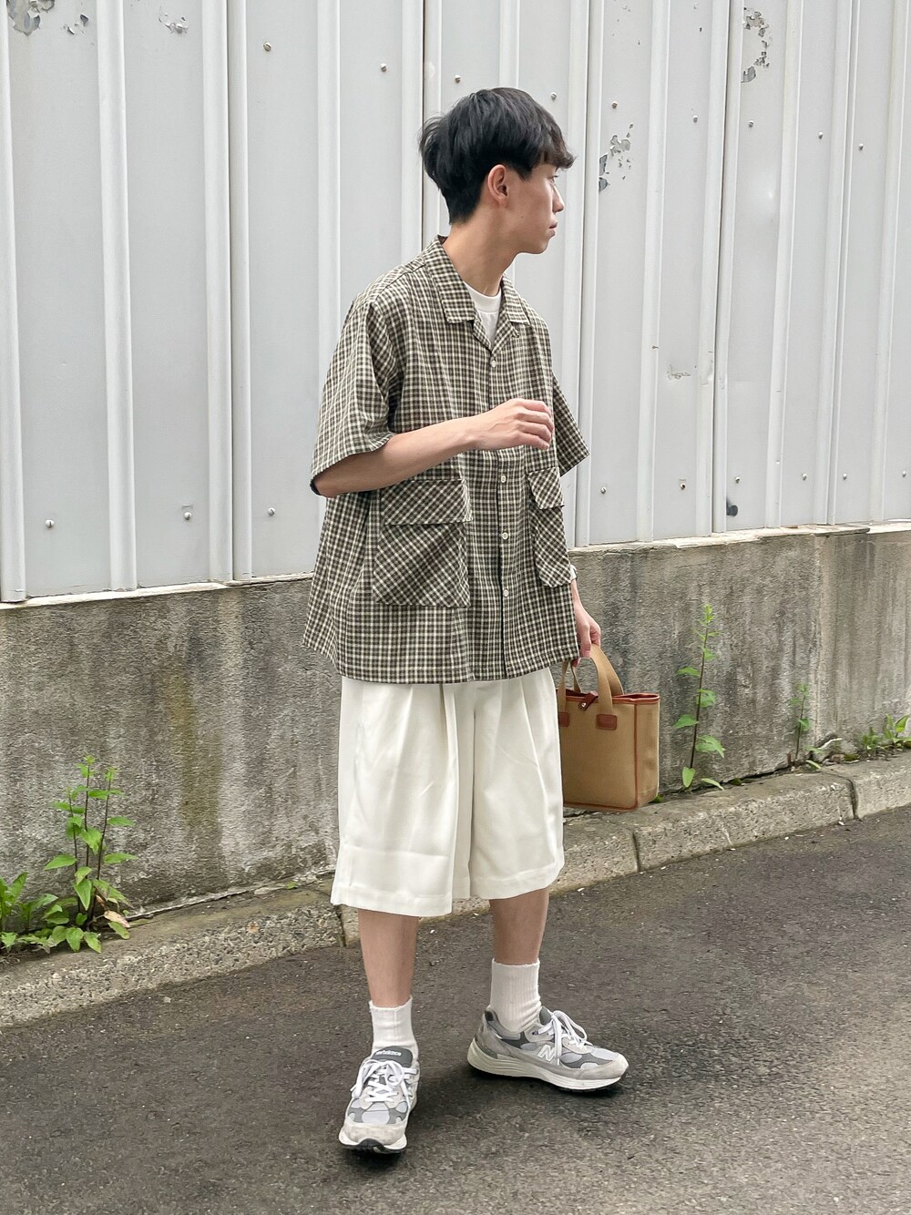 グリーン系のシャツ/ブラウス、ホワイト系のその他パンツを着用したメンズの夏コーディネートの1枚目の写真