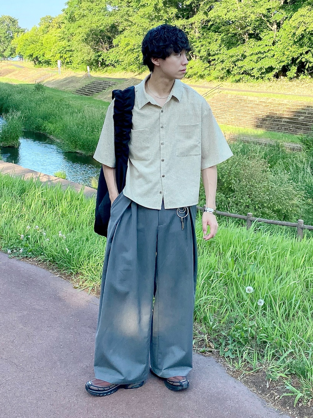 「夏ルックで気分アップ、夏コーデ、シャツスタイル、スラックス、シンプルコーデ、大人カジュアル、スニーカー、デートコーデ、休日スタイル、プチプラ、厚底シューズ、チェックシャツ、きれいめカジュアル、シティーボーイ、シャツ」｜「UNDERSTATEMENTsの【ユニセックス】無地&チェックアンティークボタンシャツ（シャツ/ブラウス、ベージュ系）」を使った、たいがさん（メンズ・172cm）の夏コーディネートの1枚目の写真