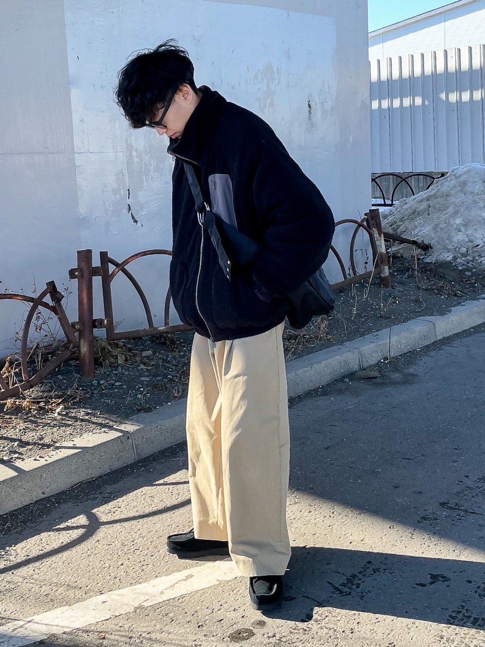 「冬コーデ、フリース、ブルゾン、リバーシブル、フリースジャケット、ベージュ、大人カジュアル、カラーレンズ、ラフ、お出かけコーデ、休日スタイル、ショルダーバッグ、カジュアルコーデ、ビッグシルエット、clarks」｜「EviStubのアイテム（ジャケット/アウター、グレー系）」を使った、たいがさん（メンズ・172cm）の冬コーディネートの1枚目の写真