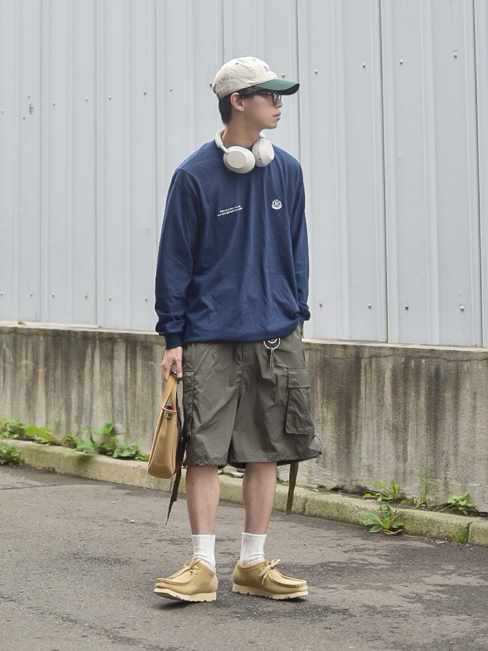 「秋コーデ、お出かけコーデ、秋服準備はじめました、ロンT、clarks、キャップ、ハーフパンツ、アースカラー、ヘッドホン、カジュアル、休日スタイル、シンプルコーデ、秋のコーデ、ミニバッグ、プチプラコーデ」｜「GILDANの【GILDAN】ギルダン別注 アソートロゴ  グラフィックプリント&刺繍 オーバーサイズ  長袖Tシャツ（Tシャツ/カットソー、ブルー系）」を使った、たいがさん（メンズ・172cm）の夏コーディネートの1枚目の写真