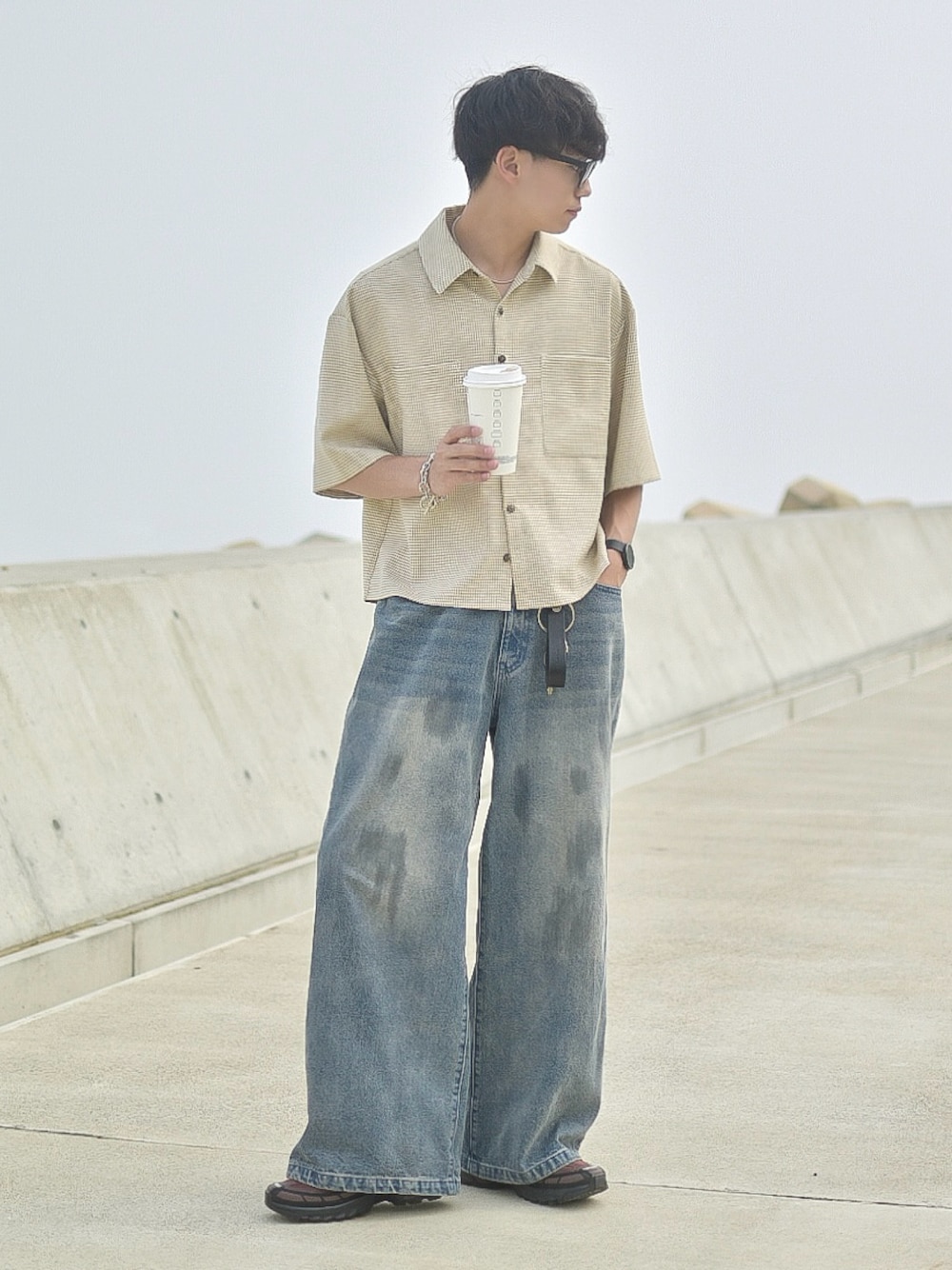 デニムパンツを使った「シティボーイ」の人気ファッション