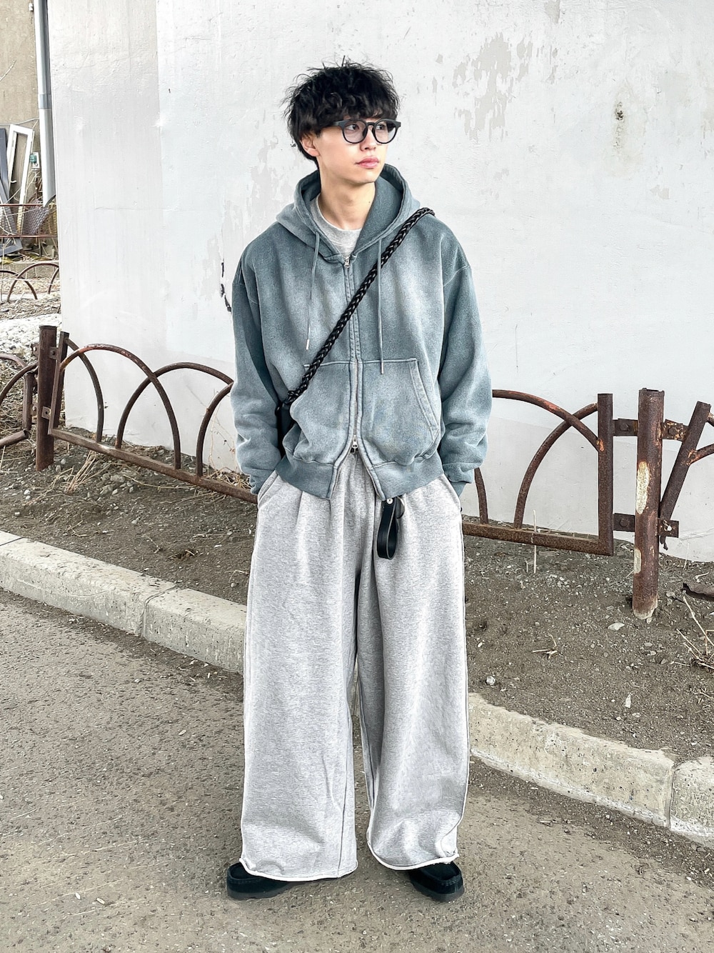 「春めき満開コーデ、春コーデ、ジップパーカー、パーカー、スウェット、スウェットパンツ、淡色コーデ、シティーボーイ、大人カジュアル、春色、休日スタイル、デートコーデ、レイヤードスタイル、ラフ、シンプルコーデ」｜「soerteのHeavy weight double zip-up hoodie /ヘビーウェイトダブルジップフーディー（パーカー、ブルー系）」を使った、たいがさん（メンズ・172cm）の春コーディネートの1枚目の写真