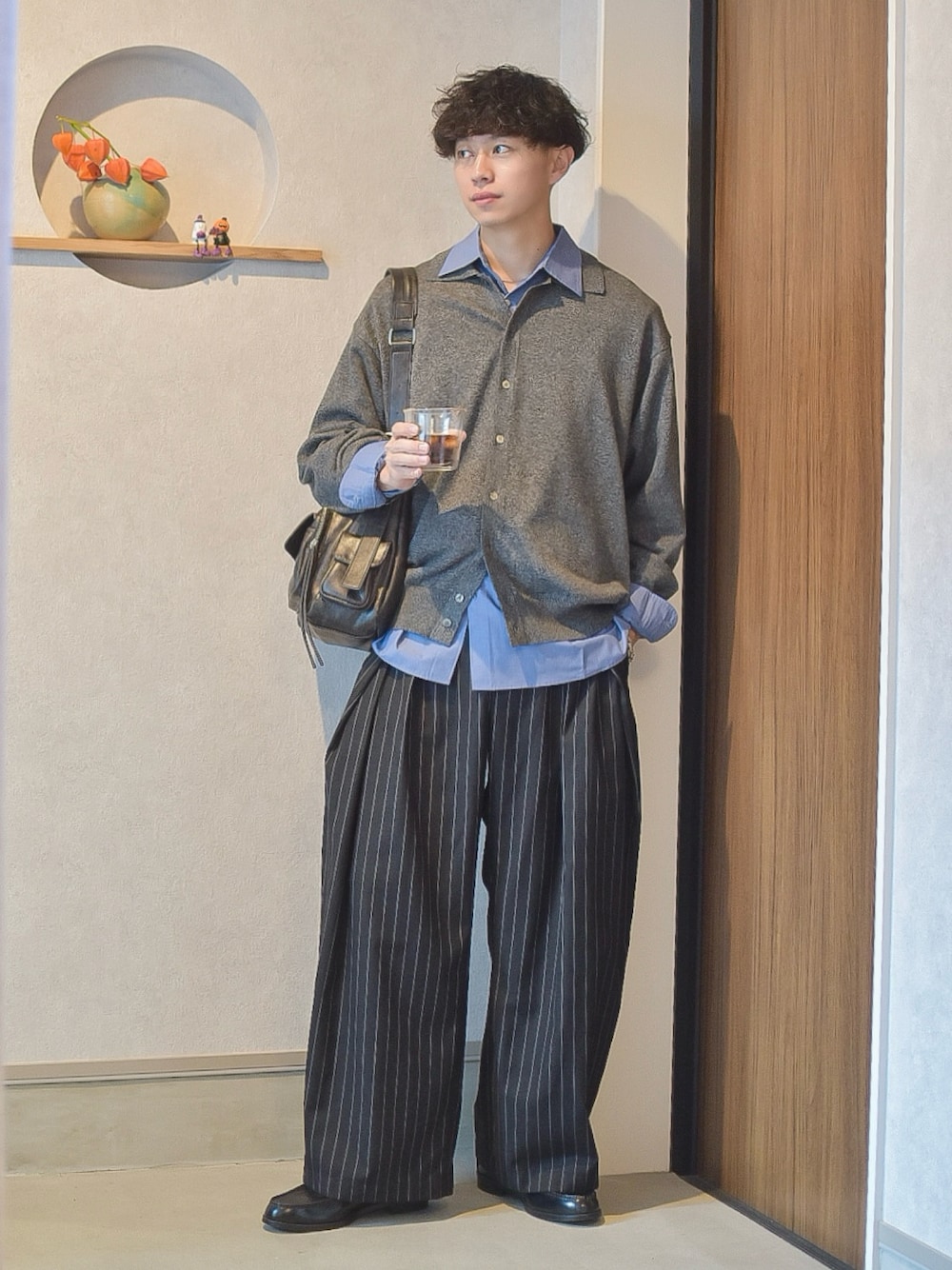 ブルー系のシャツ/ブラウス、グレー系のシャツ/ブラウス、ブラック系のスラックスを着用したメンズの秋コーディネートの1枚目の写真