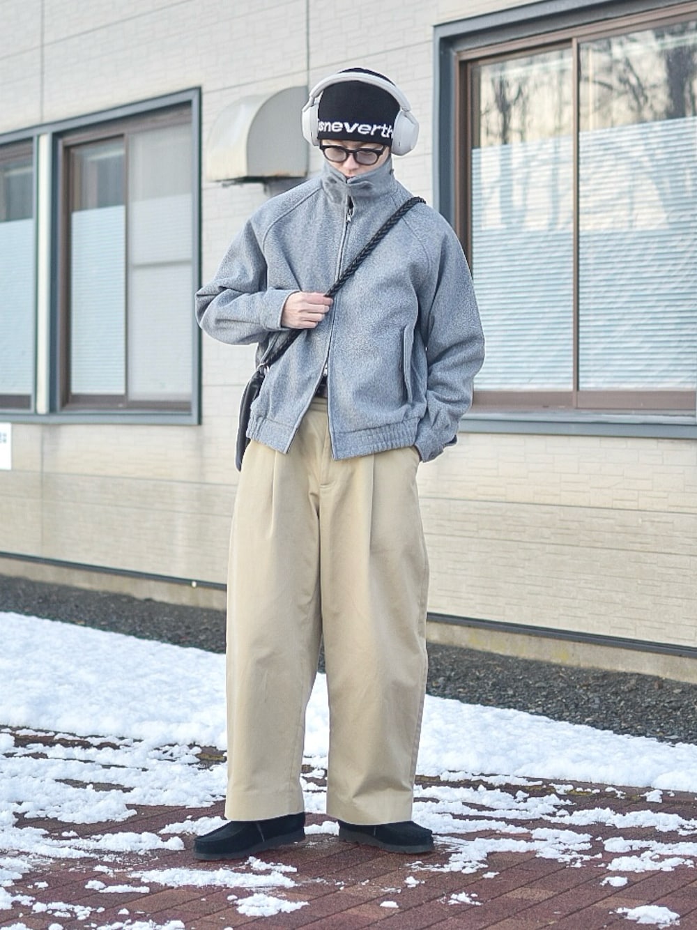 「最近のいい感じコーデ、ニット、ニット帽、ハリントンジャケット、ハイネック、ベージュ、デートコーデ、冬コーデ、ショルダーバッグ、ヘッドホン、クラークス、大人カジュアル、シンプルコーデ、シティーボーイ、グレー」｜「Blemeのダブルジップ メルトンハリントンジャケット チンストラップ付き（ブルゾン、グレー系）」を使った、たいがさん（メンズ・172cm）の冬コーディネートの1枚目の写真