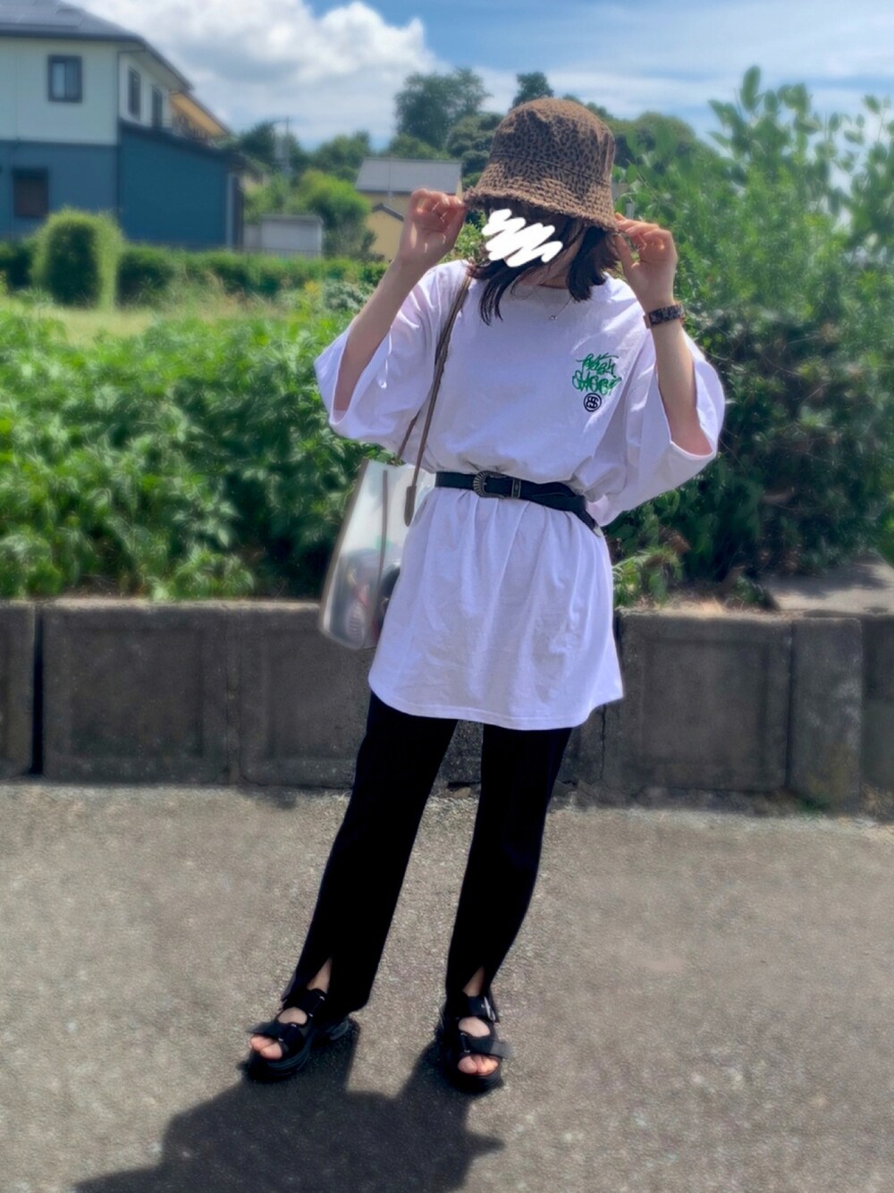 ホワイト系のTシャツ/カットソー、ブラック系のサンダル、ホワイト系のトートバッグを着用したレディースの夏コーディネートの1枚目の写真