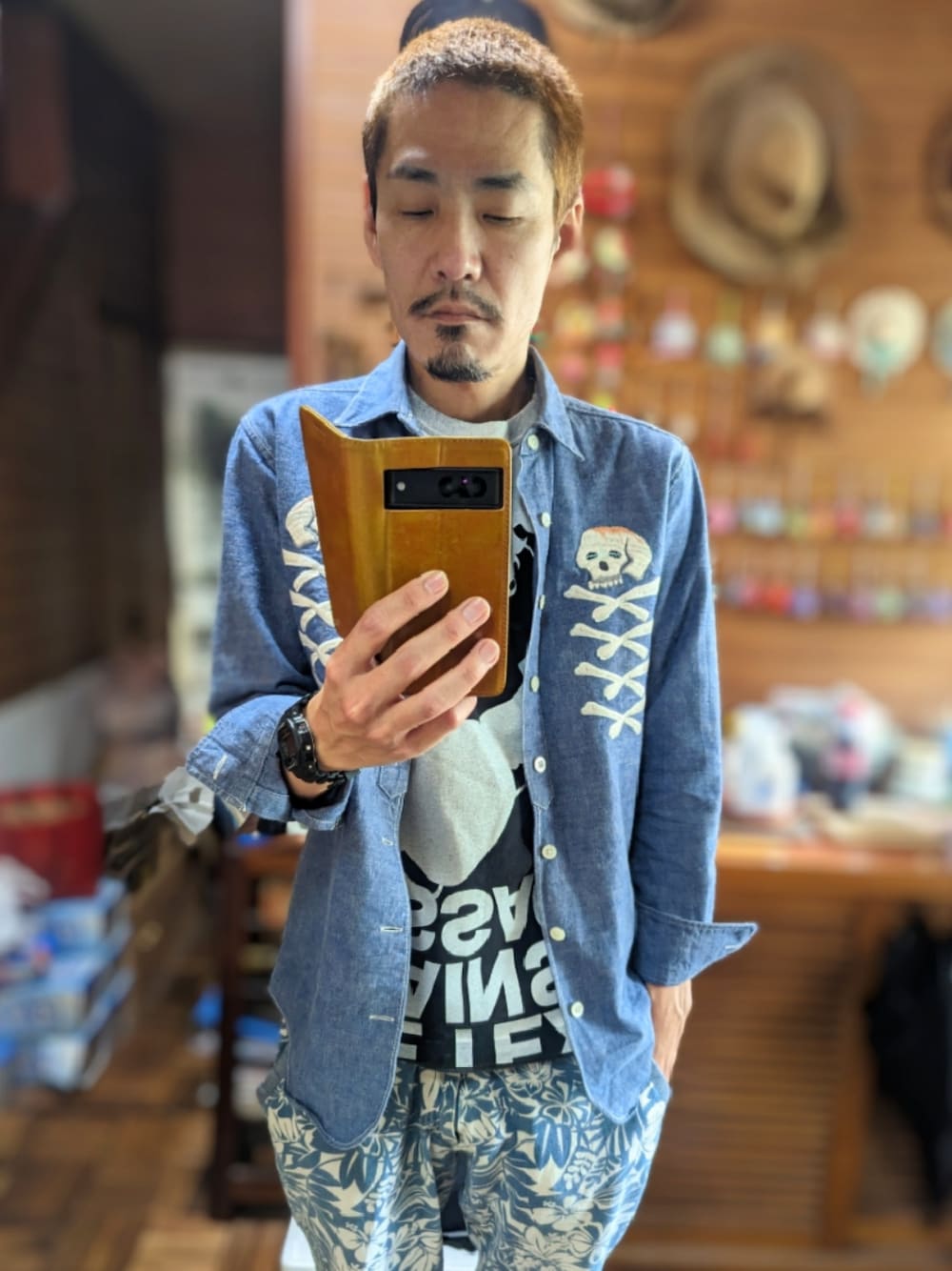 「ootd、今日のコーデ、古着好きな人と繋がりたい、古着コーデ、デニム、NEIGHBORHOOD、ネイバーフッド、スカル、Tシャツ、Jetlink、イージーパンツ、URBAN RESEARCH、アーバンリサーチ、金髪、ヒゲ」｜「NEIGHBORHOODのアイテム（シャツ/ブラウス、ブルー系）」を使った、 Beatnik BeaTの中の人さん（メンズ・175cm）の春コーディネートの1枚目の写真