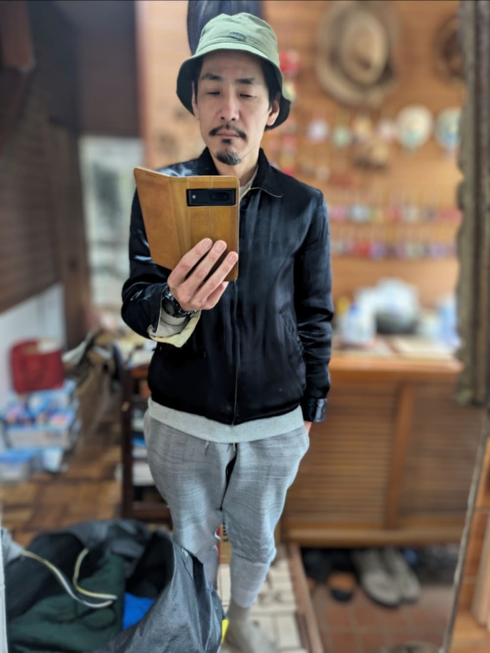 「スカジャン、ルードギャラリー、RUDE GALLERY、hat、keen、スウェット、スウェットパンツ、和柄、fdmtl、ファンダメンタル、g shock、ヒゲ、ootd、今日のコーデ、古着好きな人と繋がりたい」｜「KEENのアイテム（ハット、グリーン系）」を使った、 Beatnik BeaTの中の人さん（メンズ・175cm）の春コーディネートの1枚目の写真
