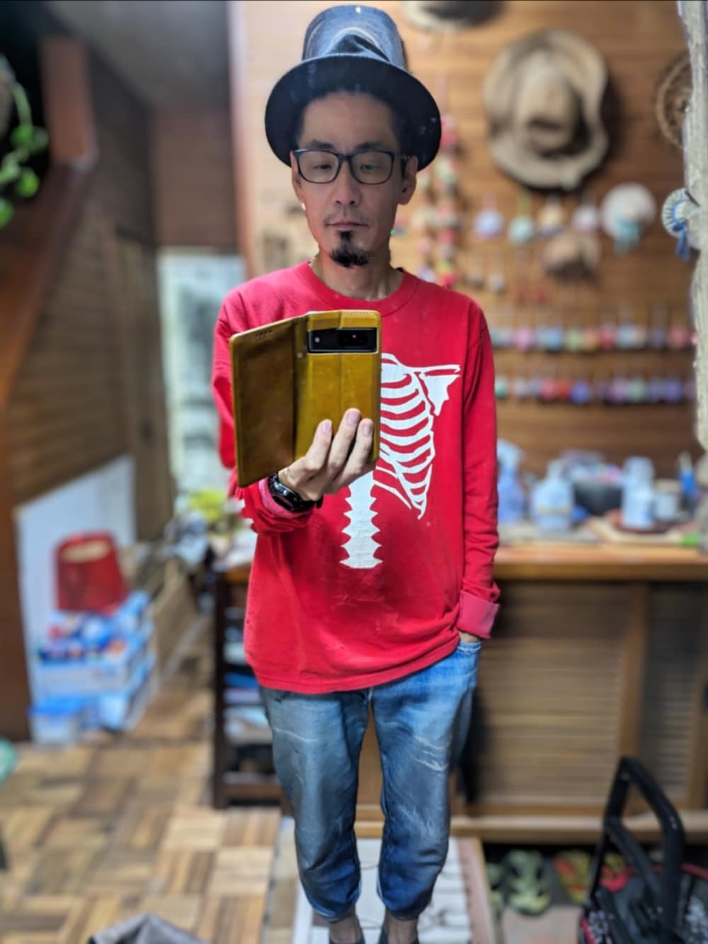 「ootd、今日のコーデ、古着、Tシャツ、ロンT、vanson、Nudie jeans、ヌーディージーンズ、hat、めがね、ray ban、転写プリント、talking about abstraction、ヒゲ、古着好きな人と繋がりたい」｜「Nudie Jeansのアイテム（ハット、ブラック系）」を使った、 Beatnik BeaTの中の人さん（メンズ・175cm）の秋コーディネートの1枚目の写真