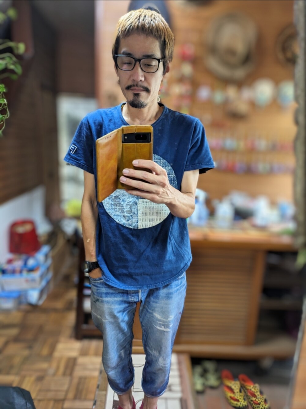 「ootd、今日のコーデ、古着、古着好きな人と繋がりたい、Tシャツ、fdmtl、刺し子、和テイスト、めがね、ray ban、レイバン、転写プリント、デニム、TALKING ABOUT THE ABSTRACTION、イージーパンツ」｜「FDMTLのアイテム（Tシャツ/カットソー、ブルー系）」を使った、 Beatnik BeaTの中の人さん（メンズ・175cm）の秋コーディネートの1枚目の写真