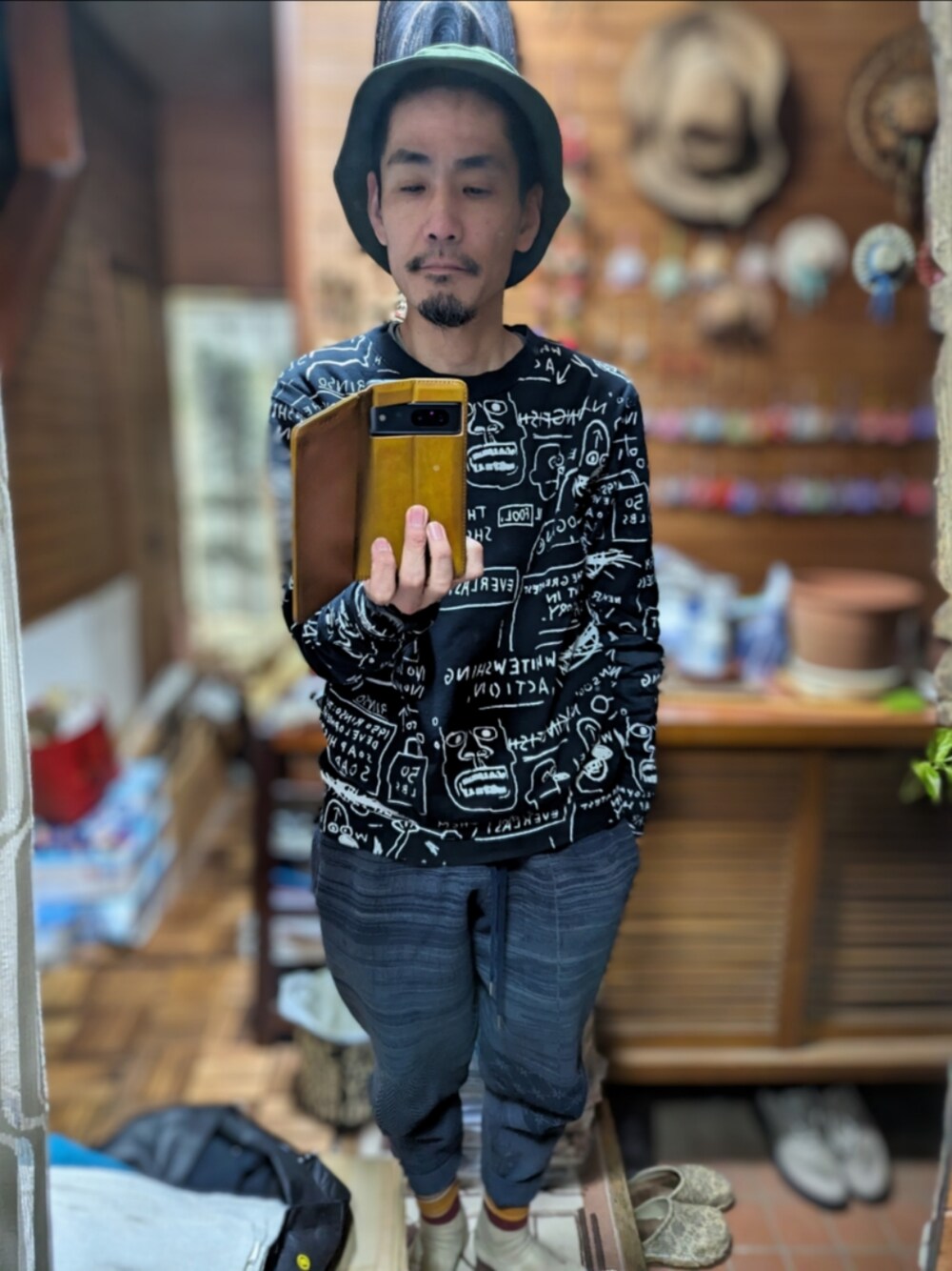 「ootd、今日のコーデ、古着好きな人と繋がりたい、おしゃれさんと繋がりたい、ハット、keen、スウェット、総柄、バスキア、スウェットパンツ、和柄、fdmtl、ヒゲ、古着、古着屋」｜「KEENのアイテム（ハット、グリーン系）」を使った、 Beatnik BeaTの中の人さん（メンズ・175cm）の冬コーディネートの1枚目の写真