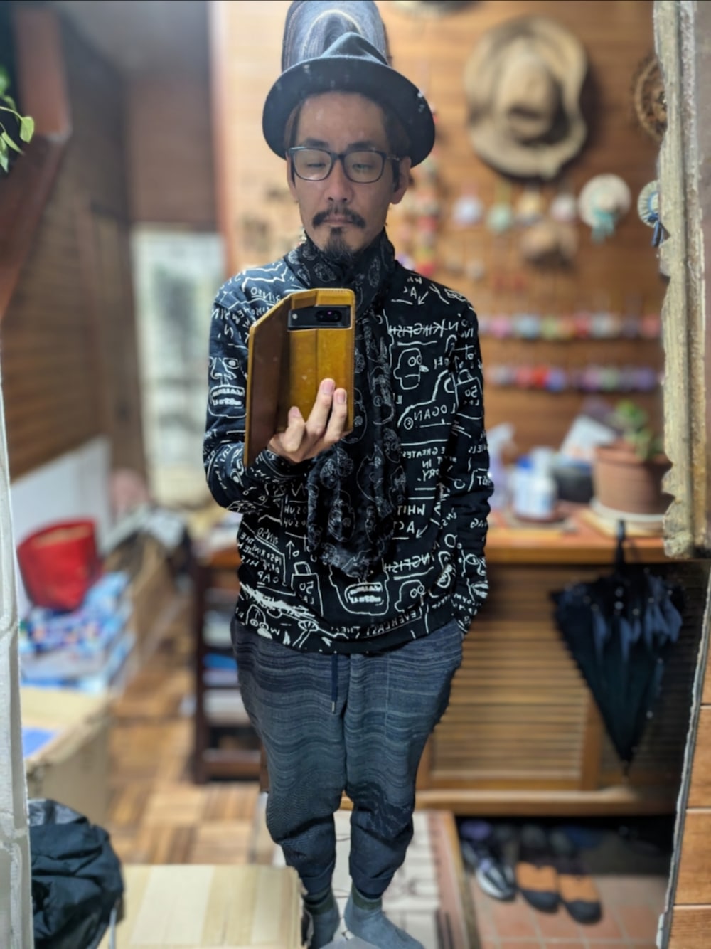 「新星WEARISTAにエントリー、ootd、今日のコーデ、古着好きな人と繋がりたい、hat、Nudie jeans、ヌーディージーンズ、スウェット、バスキア、UNIQLO、ユニクロ、ストール、めがね、ray ban、fdmtl」｜「Nudie Jeansのアイテム（ハット、ブラック系）」を使った、 Beatnik BeaTの中の人さん（メンズ・175cm）の冬コーディネートの1枚目の写真