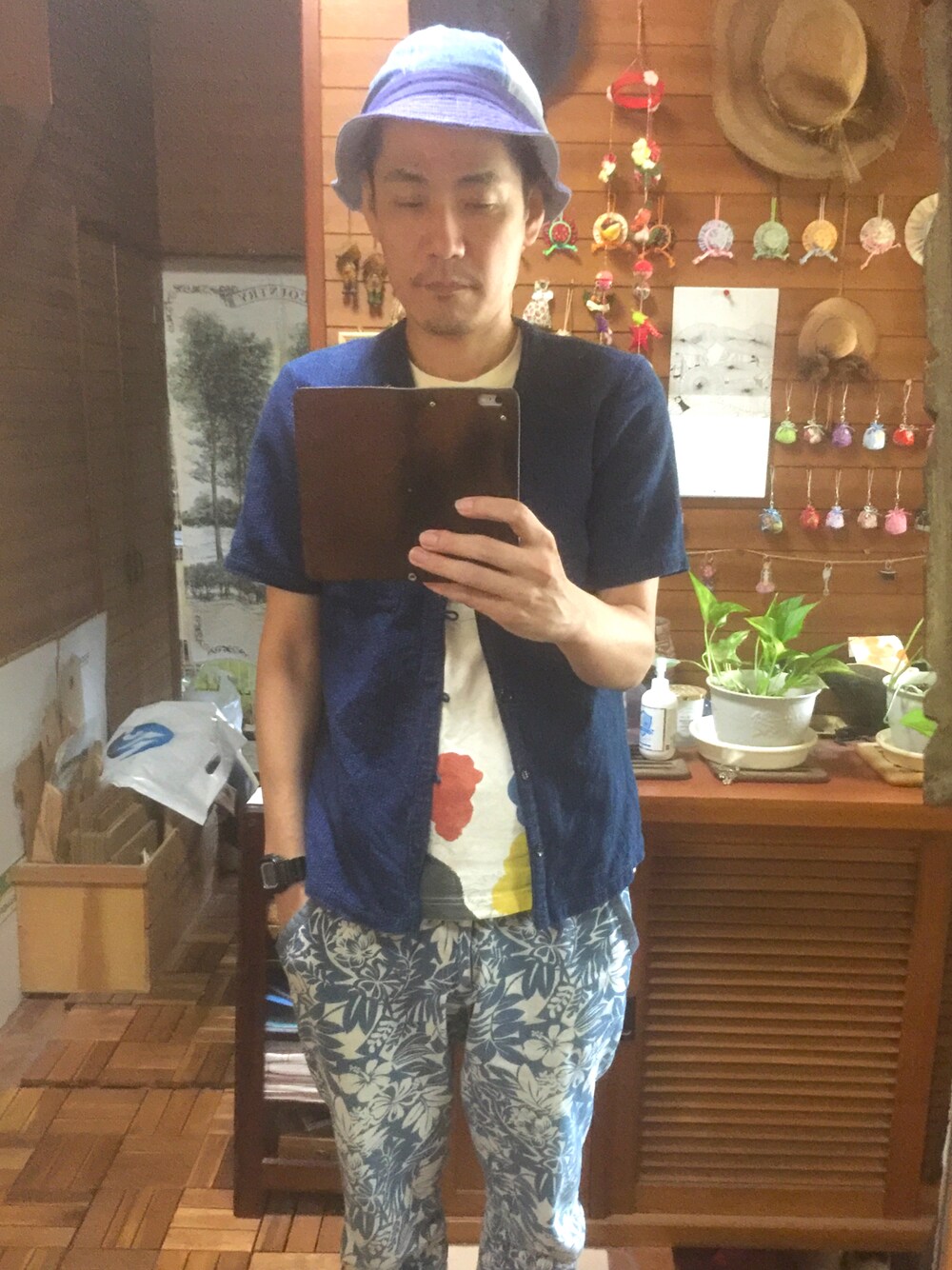 「デニム、Tシャツ、ユニクロ、UNIQLO、ガイジンメイド、GAIJIN MADE、アーバンリサーチ、URBAN RESEARCH、イージーパンツ、Gショック」｜「no brandのアイテム（ハット、ブルー系）」を使った、 Beatnik BeaTの中の人さん（メンズ・175cm）の夏コーディネートの1枚目の写真