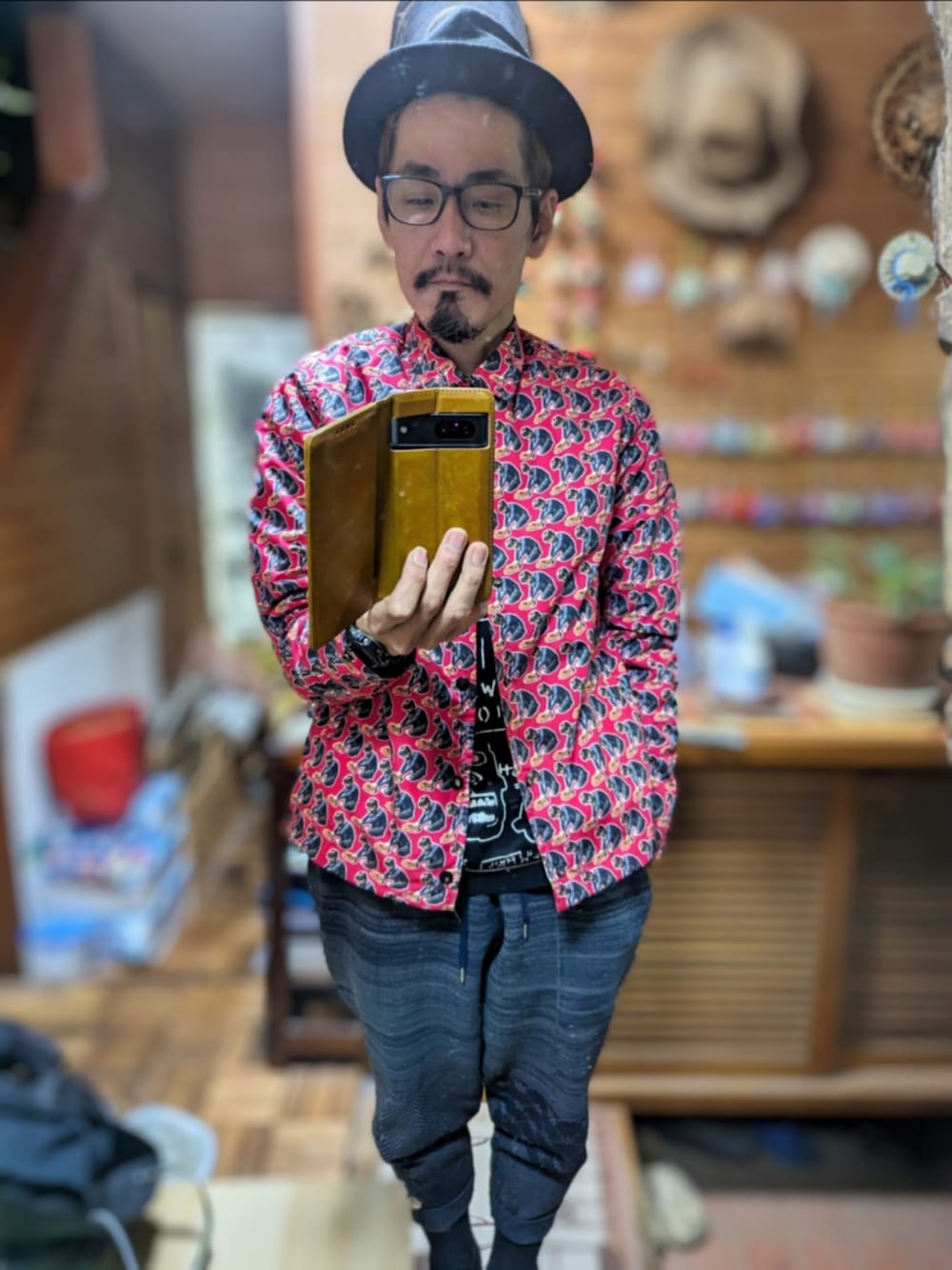 「ファッションを楽しもう、ootd、今日のコーデ、古着好きな人と繋がりたい、Nudie jeans、ヌーディージーンズ、ハット、コーチジャケット、スウェット、トレーナー、スウェットパンツ、fdmtl、めがね、ray ban、ヒゲ」｜「Nudie Jeansのアイテム（ハット、ブラック系）」を使った、 Beatnik BeaTの中の人さん（メンズ・175cm）の秋コーディネートの1枚目の写真