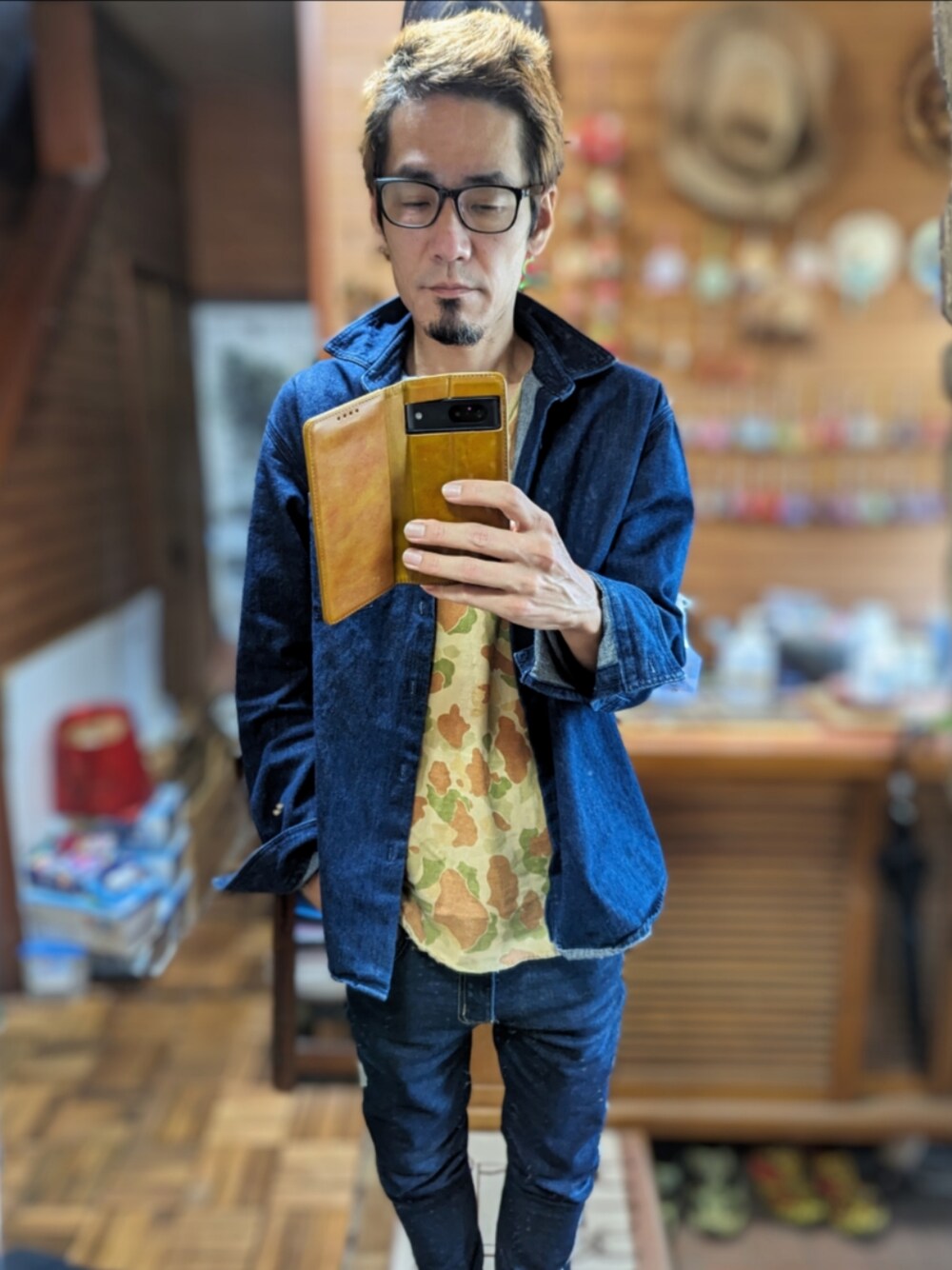 「秋服準備はじめました、ootd、今日のコーデ、古着好きな人と繋がりたい、デニム、デニムシャツ、nano・universe、Tシャツ、KAPITAL、カモフラ、めがね、ray ban、mnml、古着、シャツスタイル」｜「Ray-Banのアイテム（メガネ、ブラック系）」を使った、 Beatnik BeaTの中の人さん（メンズ・175cm）の秋コーディネートの1枚目の写真