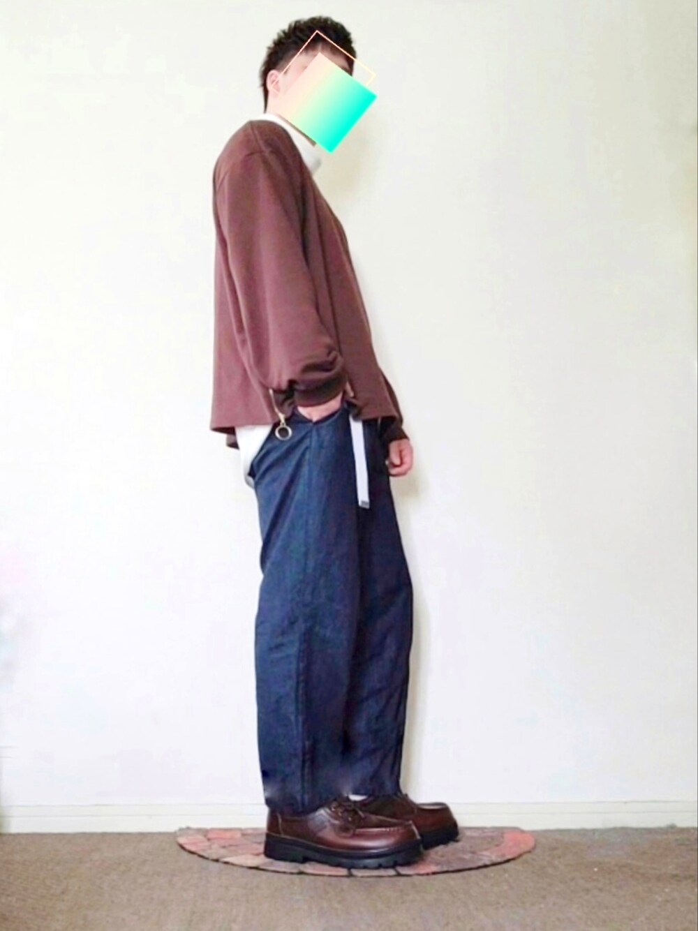 ブラウン系のスウェットを着用したメンズの冬コーディネートの1枚目の写真