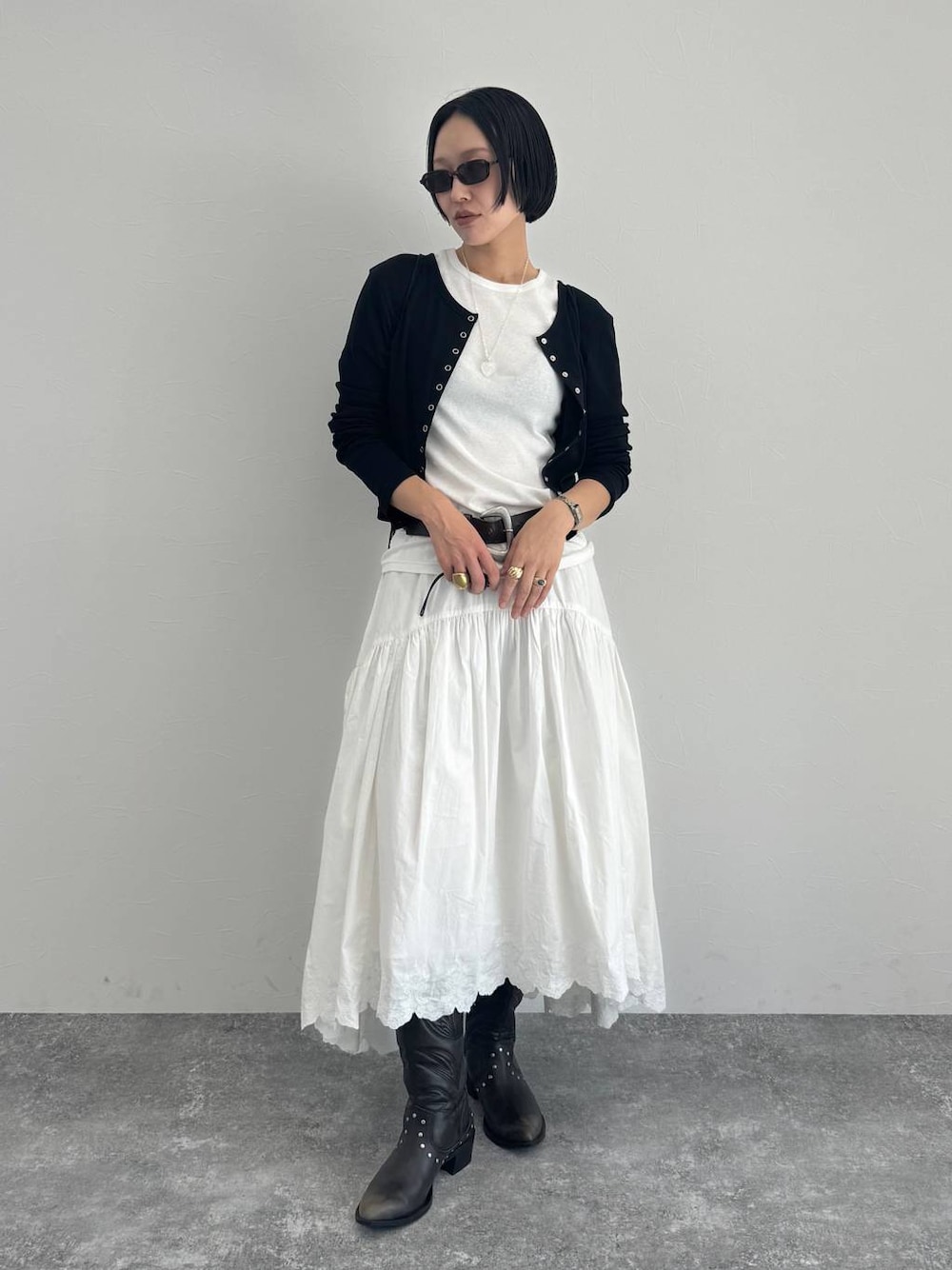 ブラック系のブーツを着用したレディースの冬コーディネートの1枚目の写真