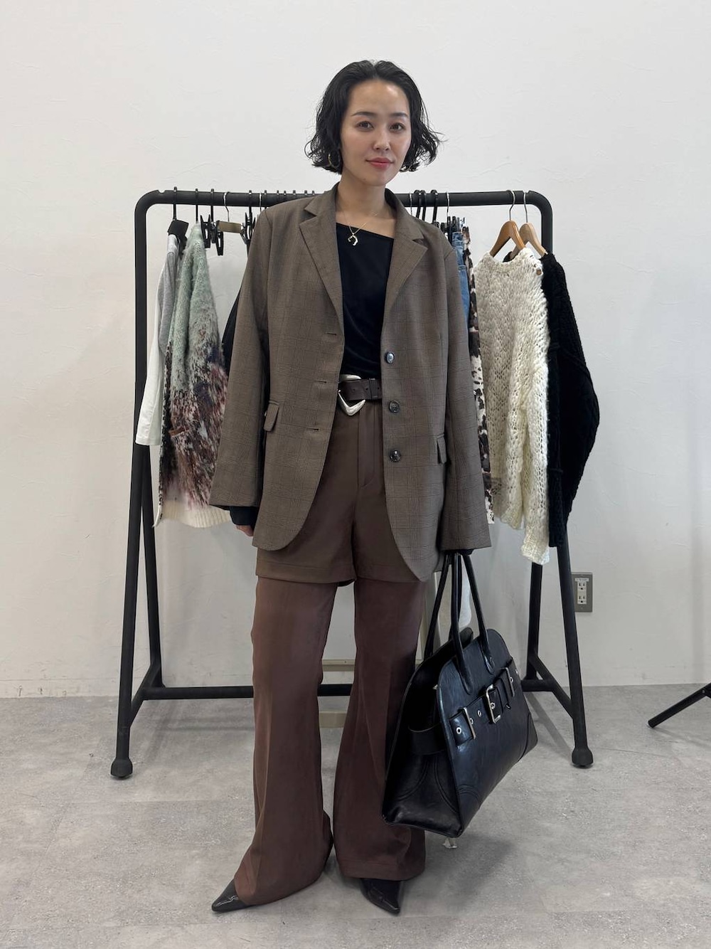 ブラウン系のその他パンツ、ブラウン系のテーラードジャケット、ブラック系のショルダーバッグを着用したレディースの秋コーディネートの1枚目の写真