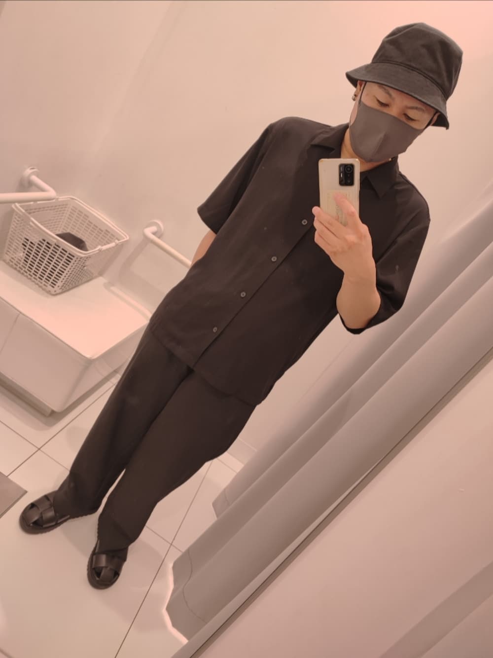「fastfashion」｜「UNIQLOのアイテム（ハット、ブラック系）」を使った、💯さん（メンズ・172cm）の夏コーディネートの1枚目の写真