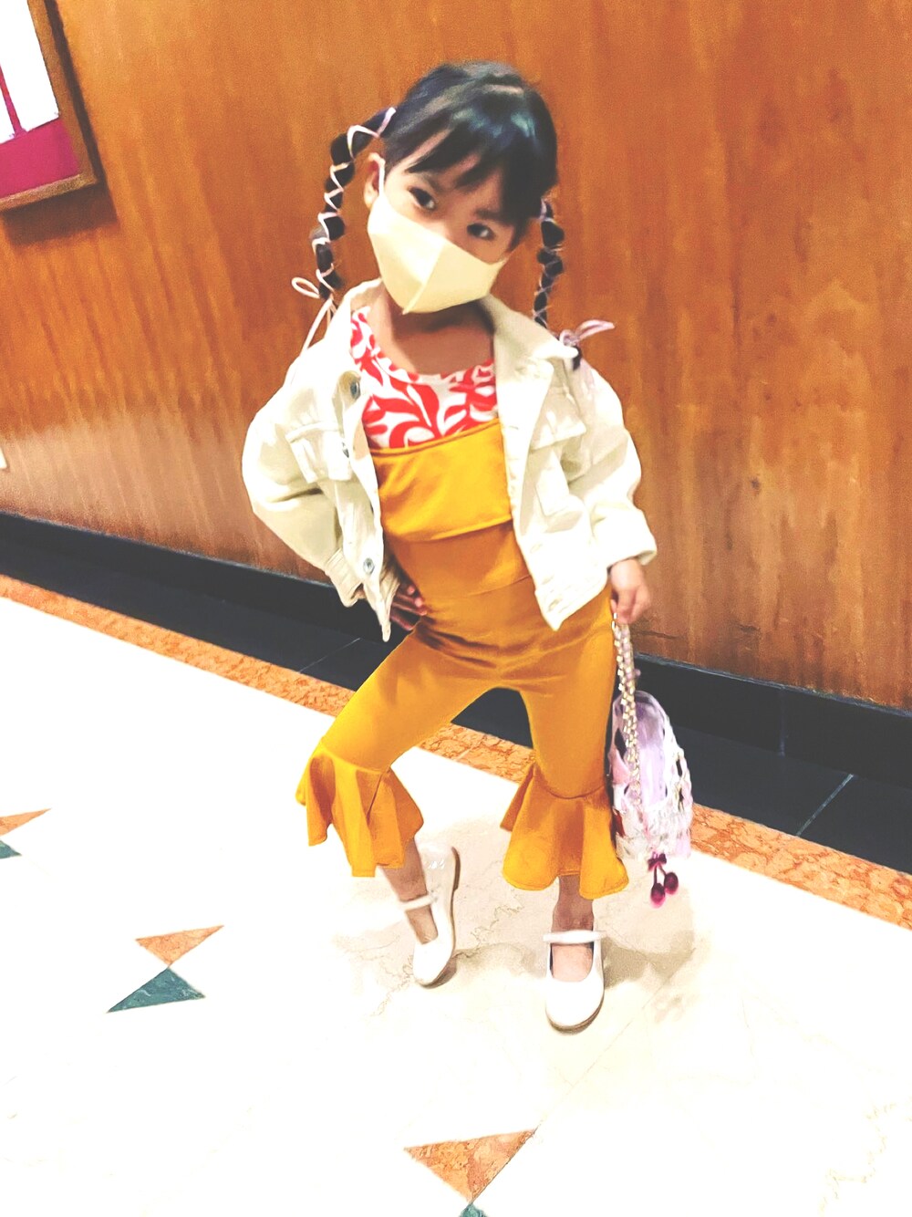「私物のアイテム（パンツドレス、ゴールド系）」を使った、cyndiさん（レディース・165cm）の冬コーディネートの1枚目の写真