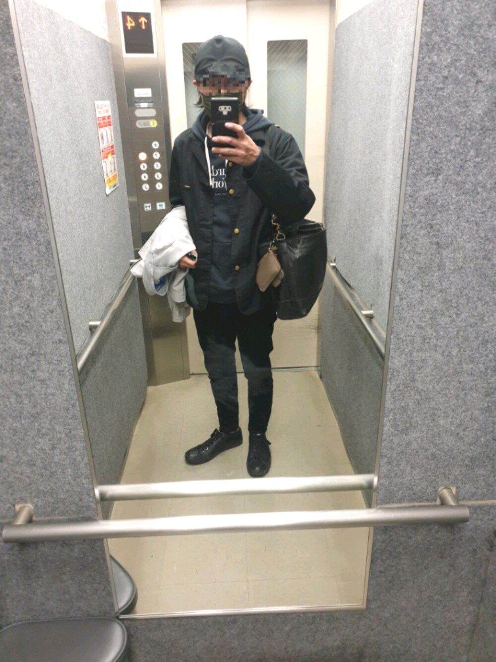 「40代ファッション、休日出勤、ミリタリーキャップ、ワークスタイル、ワーカースタイル、カバーオール、BLUCO、黒、秋のコーデ」｜「AZULのアイテム（その他パンツ、ブラック系）」を使った、mirrormanさん（メンズ・172cm）の秋コーディネートの1枚目の写真