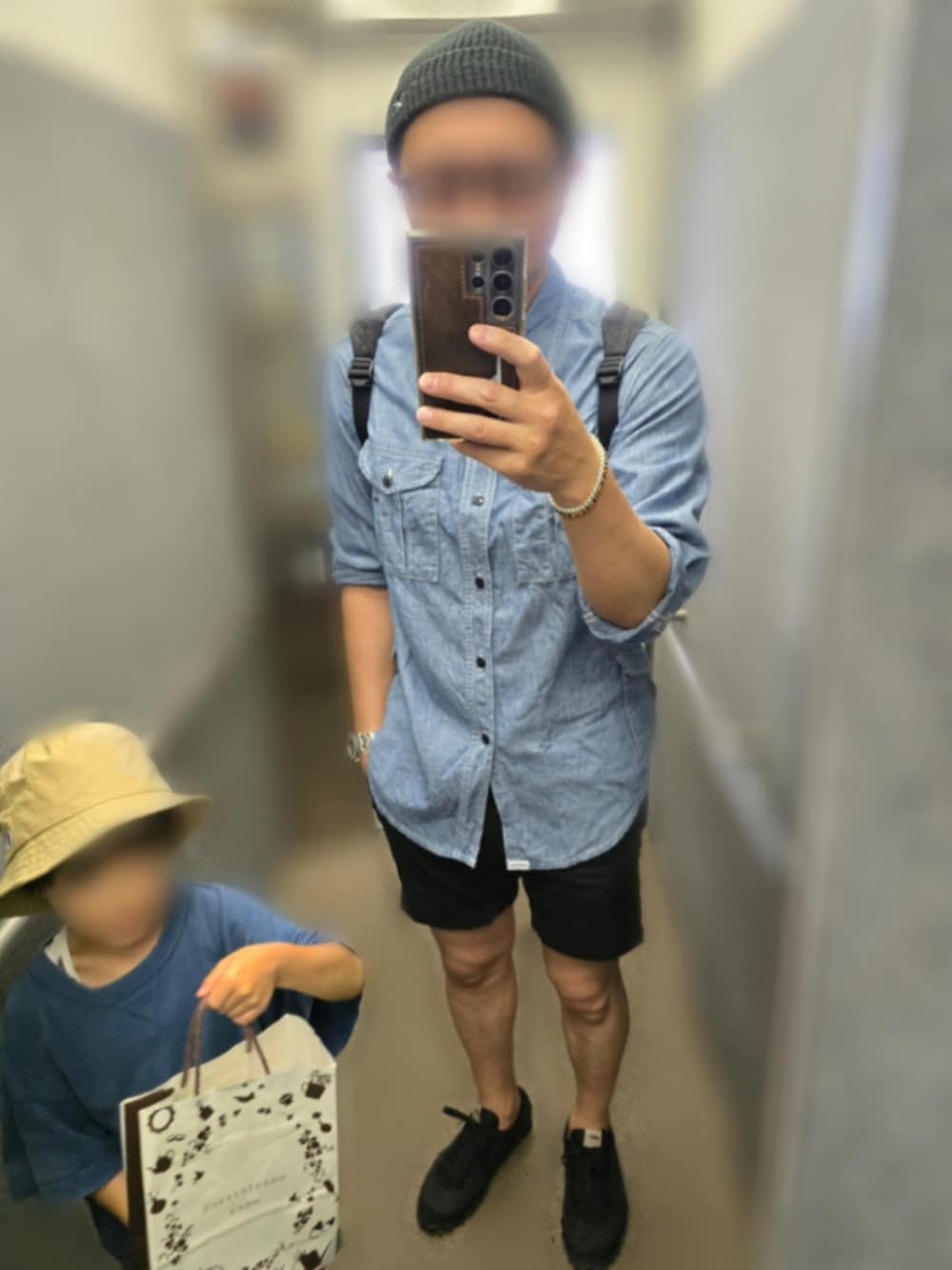 「大人カジュアル、休日コーデ、イケおじになりたくて、アラフィフ、ショートパンツ、GRAMICCI、スニーカー、ラフコーデ、おでかけコーデ、公園」｜「SASSAFRASのアイテム（シャツ/ブラウス、ブルー系）」を使った、mirrormanさん（メンズ・172cm）の夏コーディネートの1枚目の写真