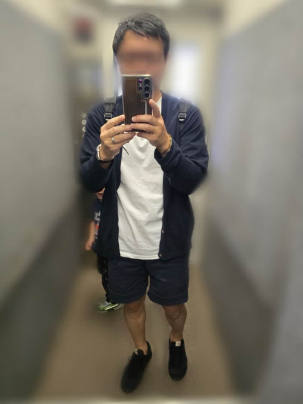 「休日コーデ、アラフィフ、イケおじになりたくて、ショートパンツ、春コーデ、カーディガン、スニーカー、シンプルスタイル、モノトーンコーデ」｜「NIKEのアイテム（スニーカー、ブラック系）」を使った、mirrormanさん（メンズ・172cm）の春コーディネートの1枚目の写真