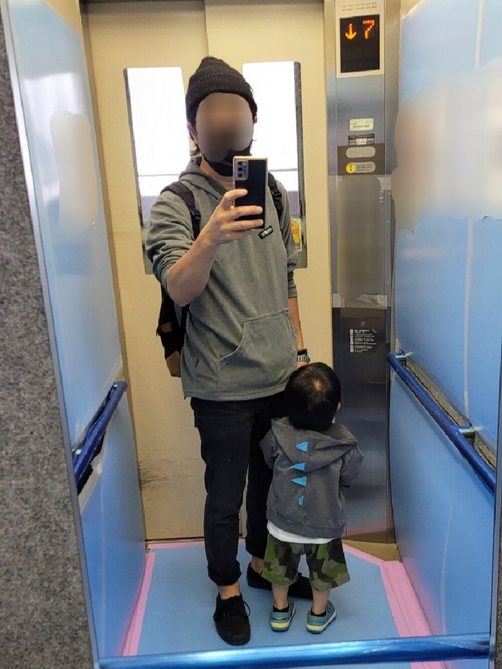 「40代ファッション、休日スタイル、肌寒い、ニットキャップ、BLUCO、リュック、VANS、パーカー」｜「BLUCOのアイテム（パーカー、グレー系）」を使った、mirrormanさん（メンズ・172cm）の春コーディネートの1枚目の写真