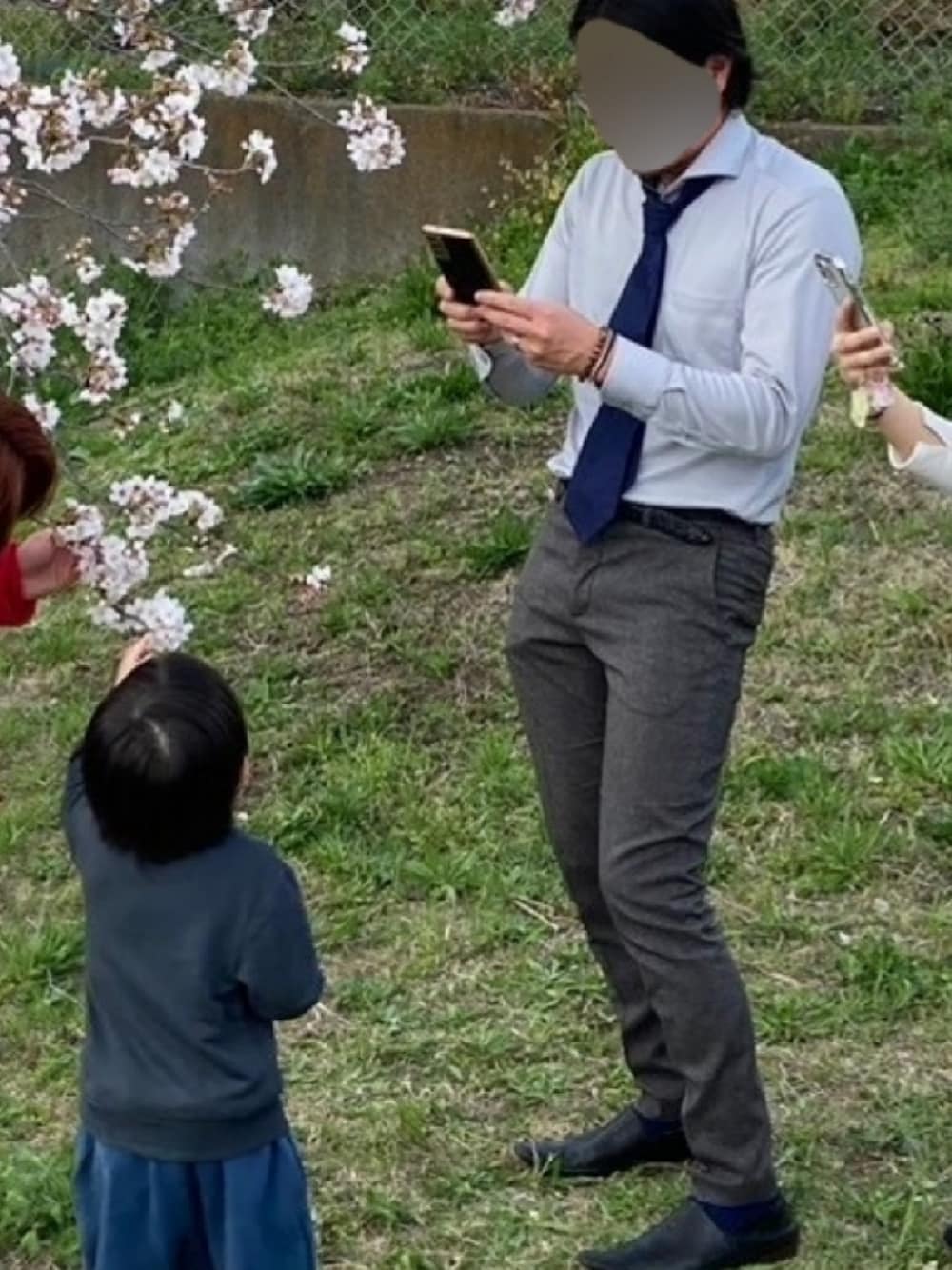 「入園式、花見、40代ファッション、スーツスタイル、ネクタイ、きれいめ」｜「Perfect Suit FActoryのアイテム（シャツ/ブラウス、グレー系）」を使った、mirrormanさん（メンズ・172cm）の春コーディネートの1枚目の写真