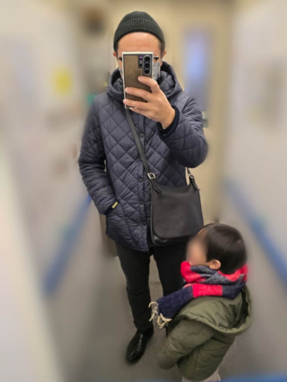 「キルティング、冬アウター、barbour、40代ファッション、イケおじになりたくて、初詣、ウールパンツ、GRAMICCI、ローファー、BLUCO、ビーニー、ショルダーバッグ、COACH」｜「BLUCOのアイテム（ニットキャップ/ビーニー、ブラック系）」を使った、mirrormanさん（メンズ・172cm）の冬コーディネートの1枚目の写真