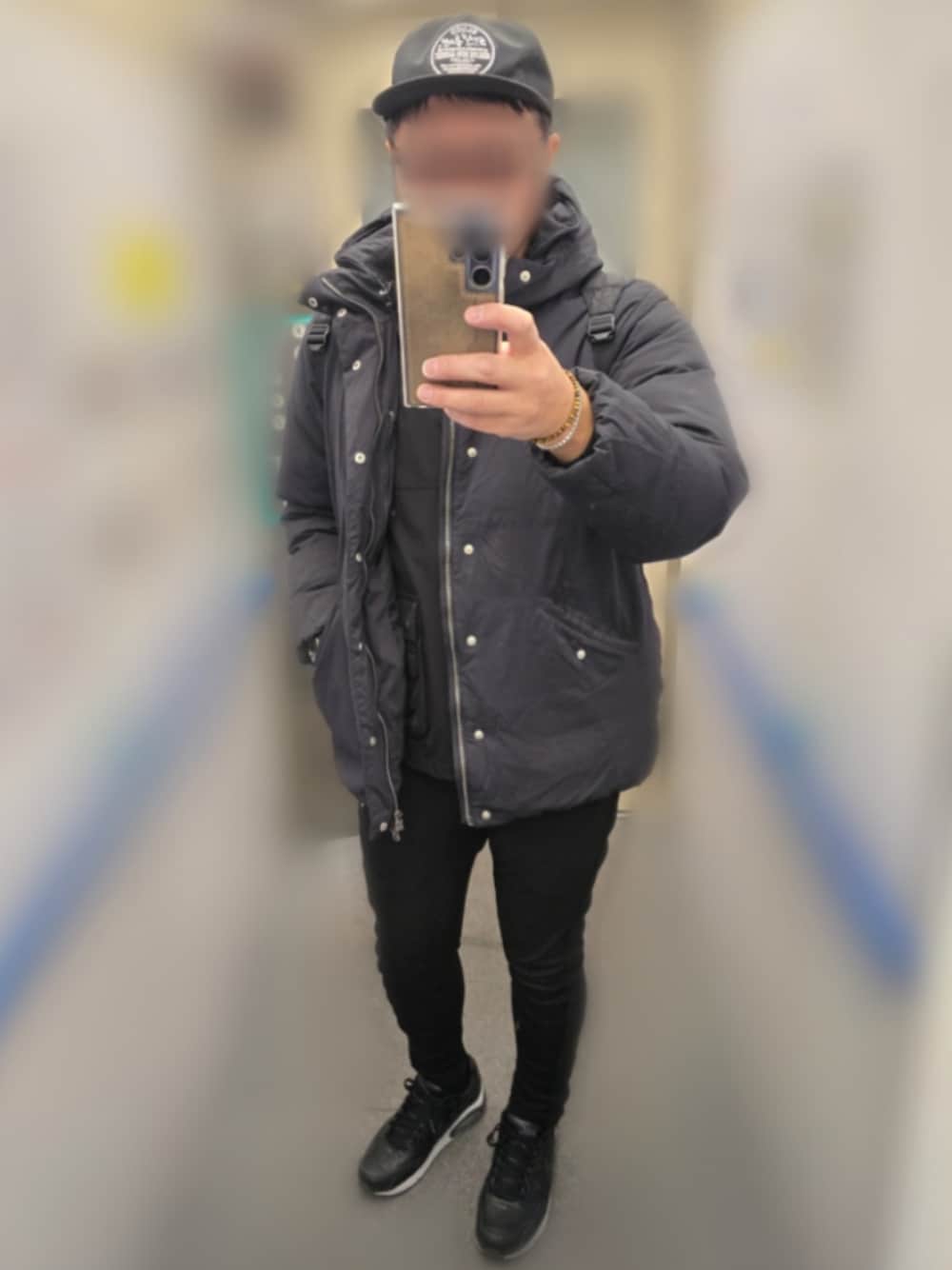 「冬アウター、メンズファッション、今日のコーデ、大人カジュアル、休日コーデ、40代ファッション、イケおじになりたくて、キャップ、BLUCO、ダウンジャケット、黒、スウェットパンツ、NIKE、スポーツミックス、フリークスストア」｜「BLUCOの　グリーンからチャコールグレーにリカラーしました（キャップ、グレー系）」を使った、mirrormanさん（メンズ・172cm）の冬コーディネートの1枚目の写真