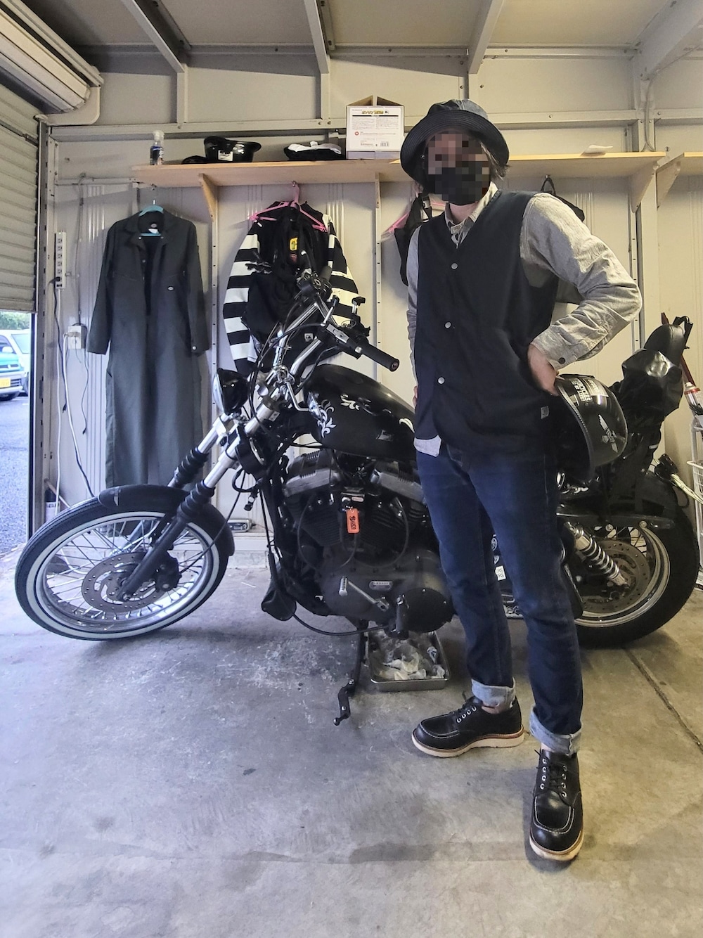 「秋コーデ、デニムコーデ、休日スタイル、40代ファッション、アメカジ、バイク、ブーツ、west ride、ハット、ガレージ」｜「west rideのアイテム（ハット、ブルー系）」を使った、mirrormanさん（メンズ・172cm）の秋コーディネートの1枚目の写真