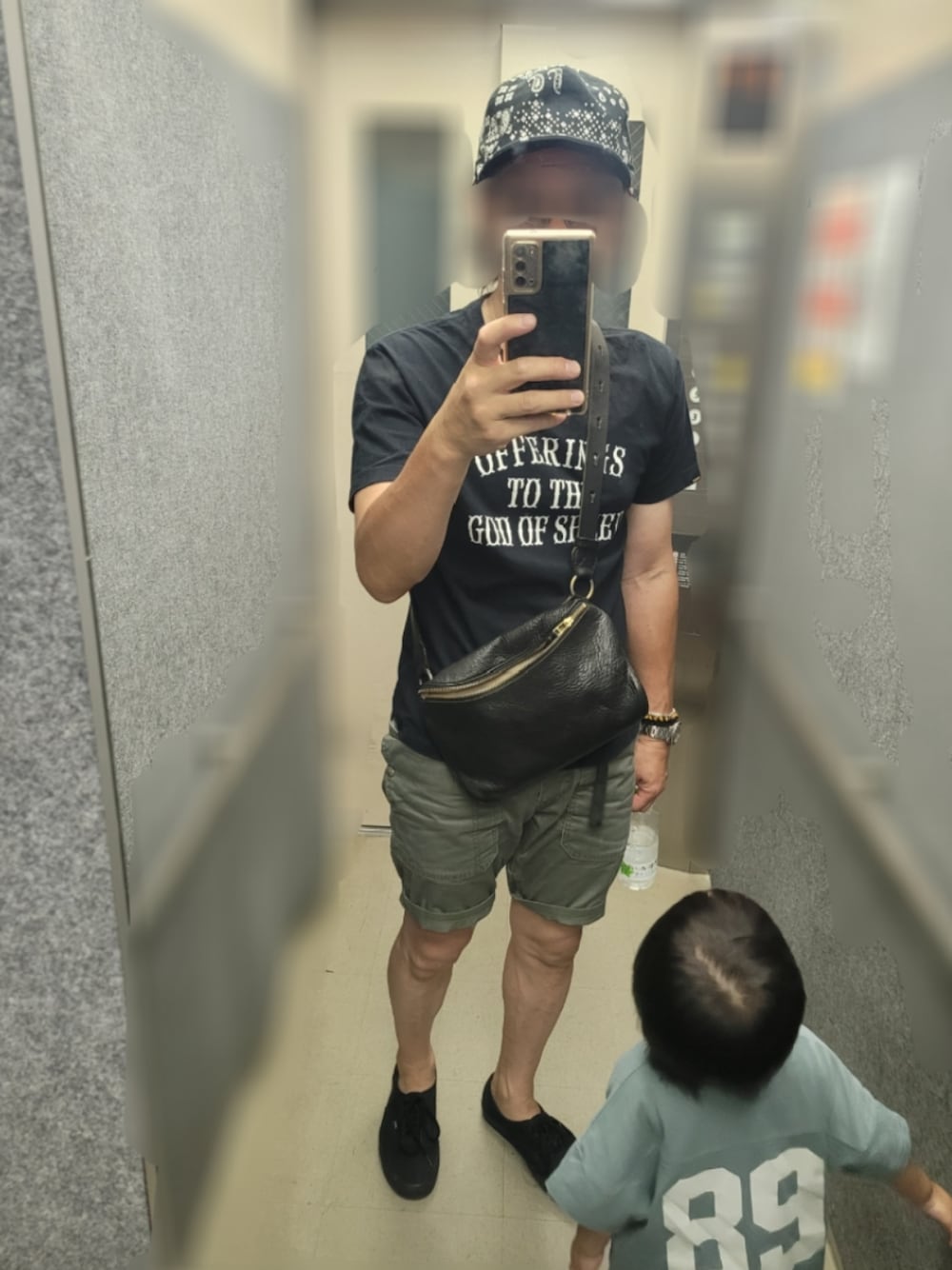 ブラック系のTシャツ/カットソー、グリーン系のその他パンツ、ブラック系のスニーカーを着用したメンズの夏コーディネートの1枚目の写真