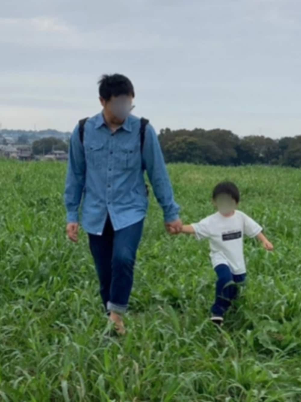「デニム、休日コーデ、公園、イケおじになりたくて、パパコーデ、johnbull、sassafras、VANS、40代ファッション」｜「SASSAFRASのアイテム（シャツ/ブラウス、ブルー系）」を使った、mirrormanさん（メンズ・172cm）の秋コーディネートの1枚目の写真