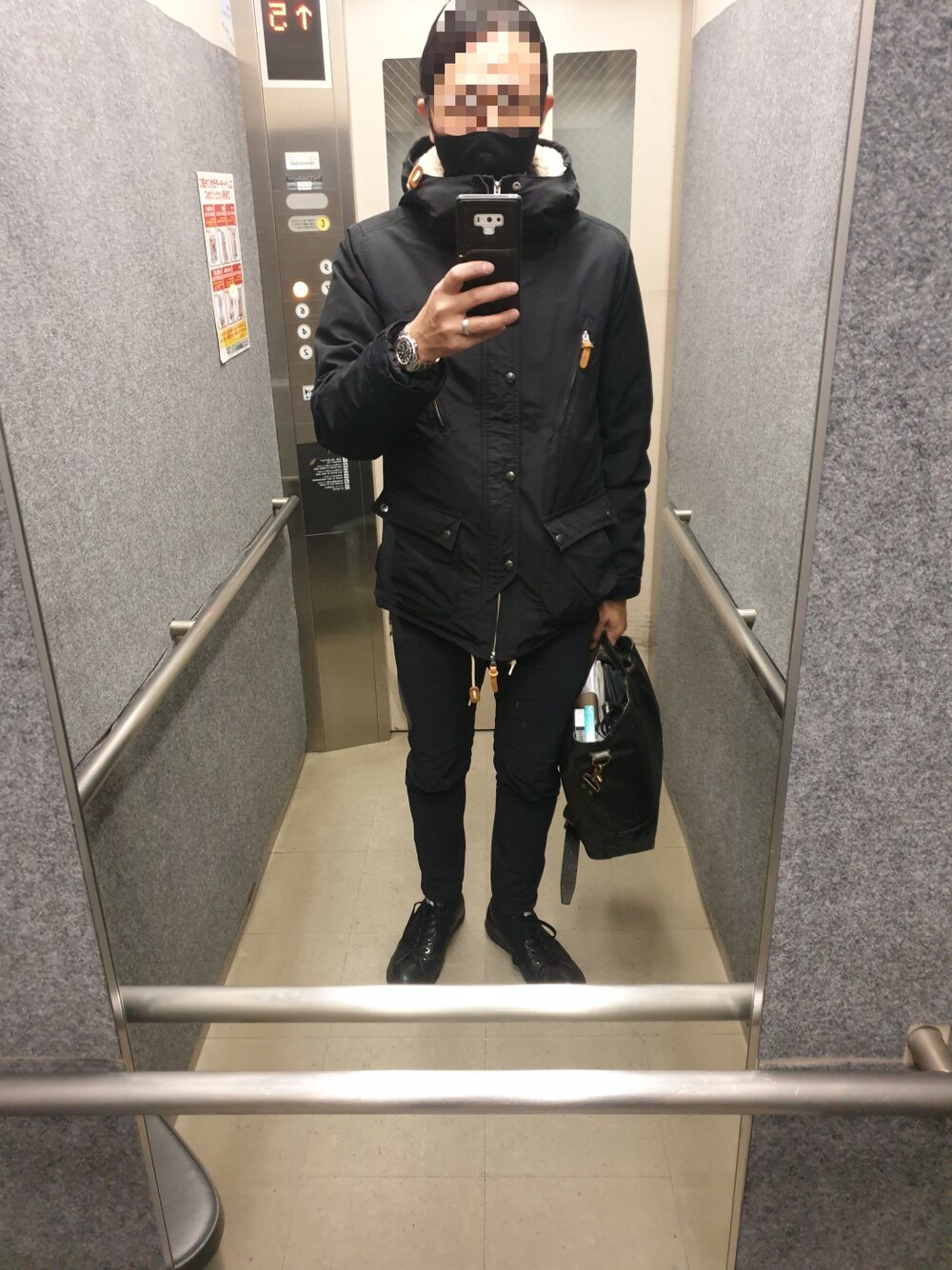 「40代ファッション、休日出勤、休日スタイル、マウンテンパーカー、黒、THE NORTH FACE、FREAK’Ｓ STORE、ALL STAR」｜「THE NORTH FACEのアイテム（パンツ、ブラック系）」を使った、mirrormanさん（メンズ・172cm）の冬コーディネートの1枚目の写真
