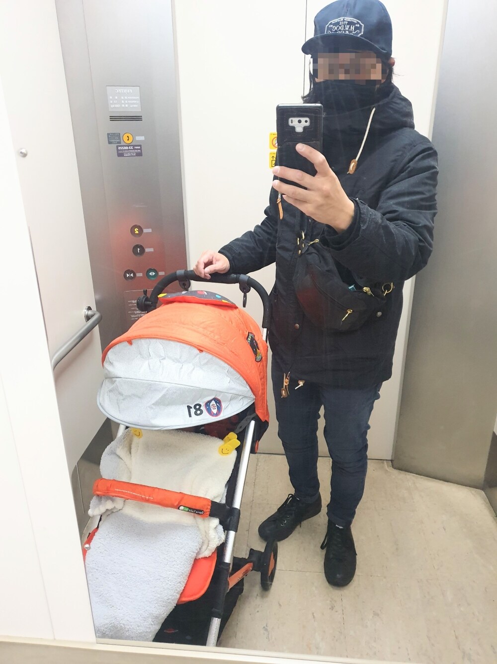 「40代ファッション、散歩、キャップ、FREAK’Ｓ STORE、マウンテンパーカー、オールスター、休日コーデ」｜「FREAK'S STOREの65/35 3WAY ボアライナーマウンテンパーカー （マウンテンパーカー、ブラック系）」を使った、mirrormanさん（メンズ・172cm）の冬コーディネートの1枚目の写真