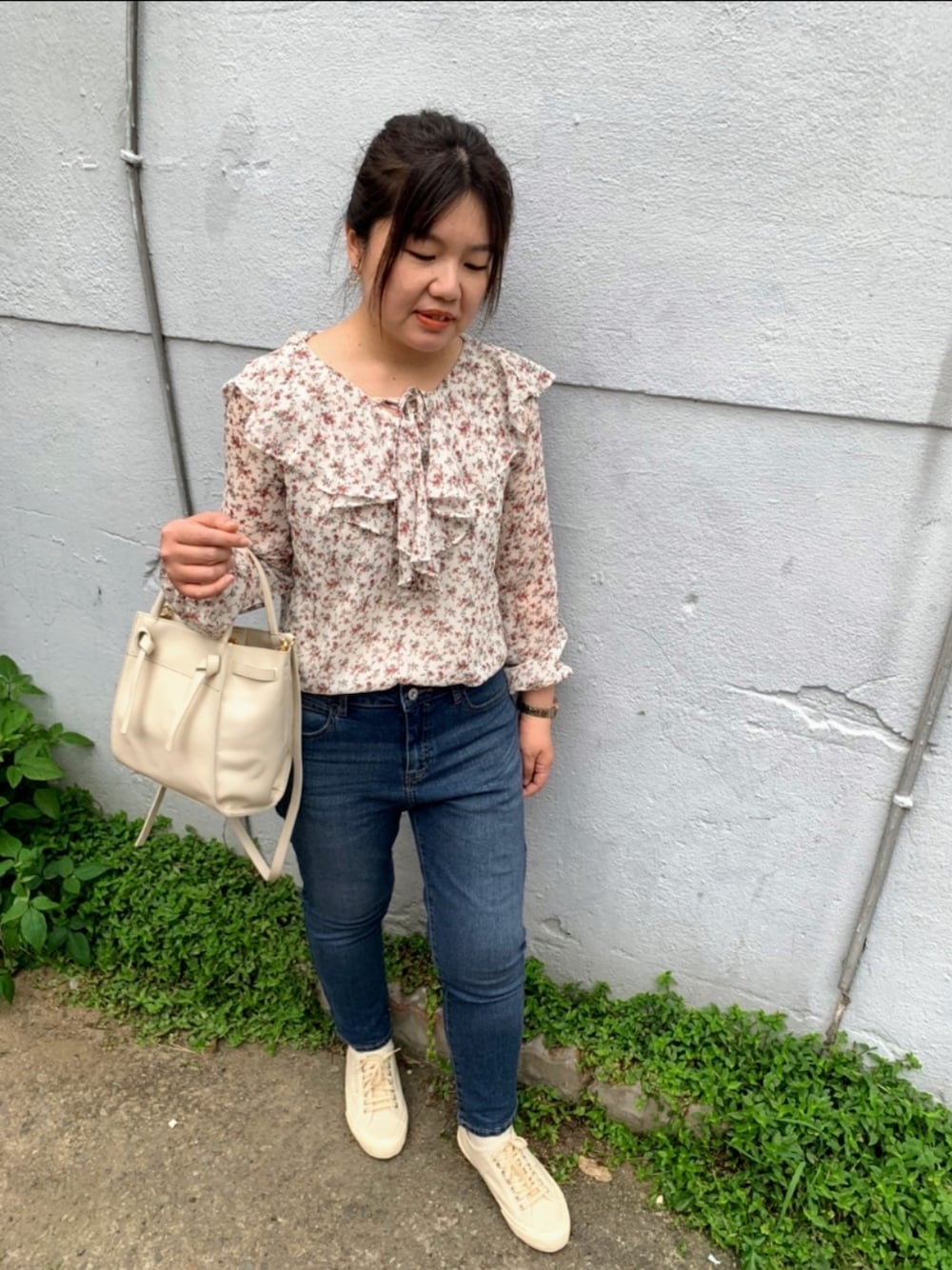「shimamuraのアイテム（デニムパンツ、ブルー系）」を使った、Meichung Chuiさん（レディース・159cm）の春コーディネートの1枚目の写真
