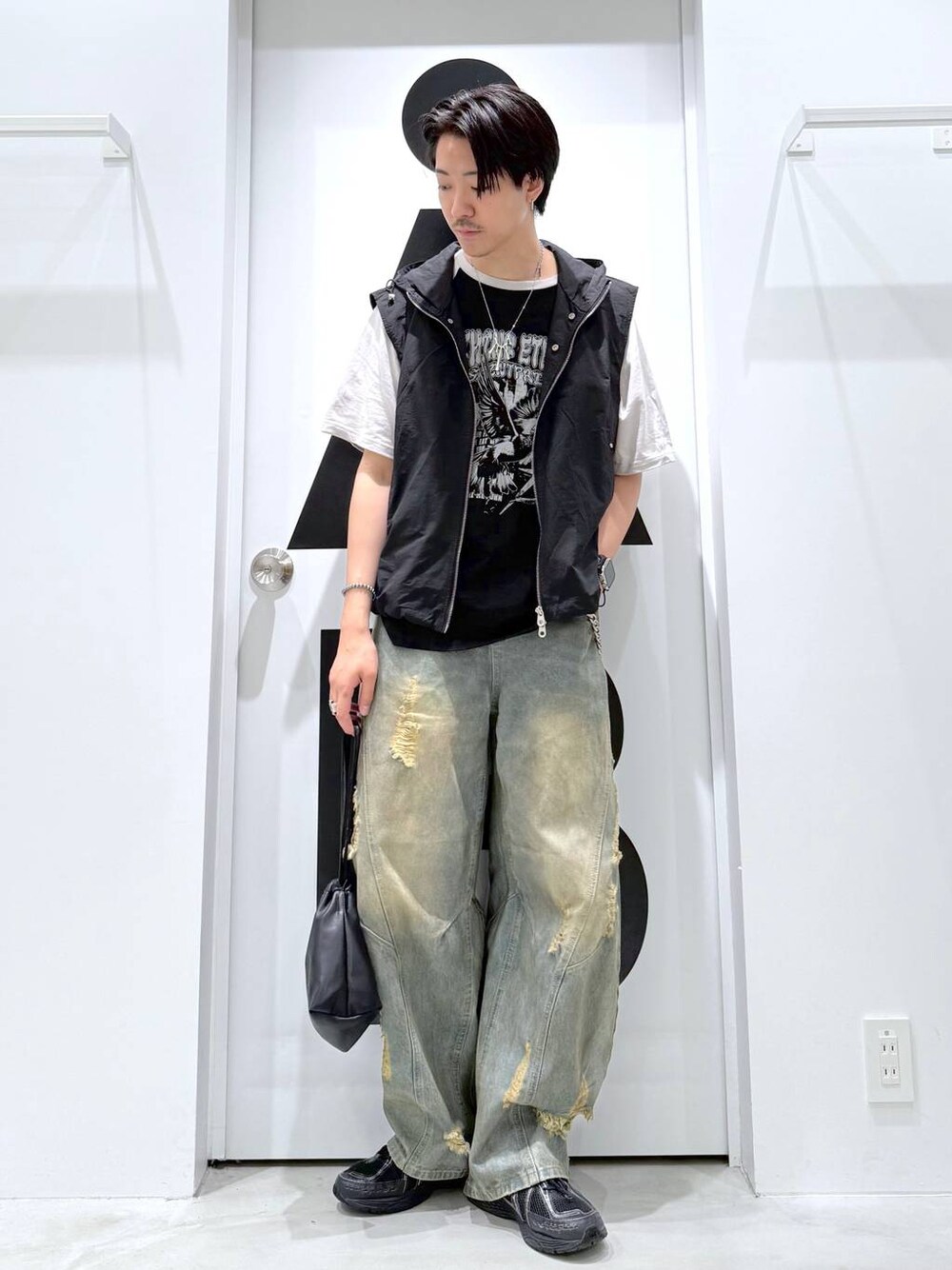 ブラック系のショルダーバッグ、ブルー系のデニムパンツ、ブラック系のTシャツ/カットソーを着用したメンズの夏コーディネートの1枚目の写真