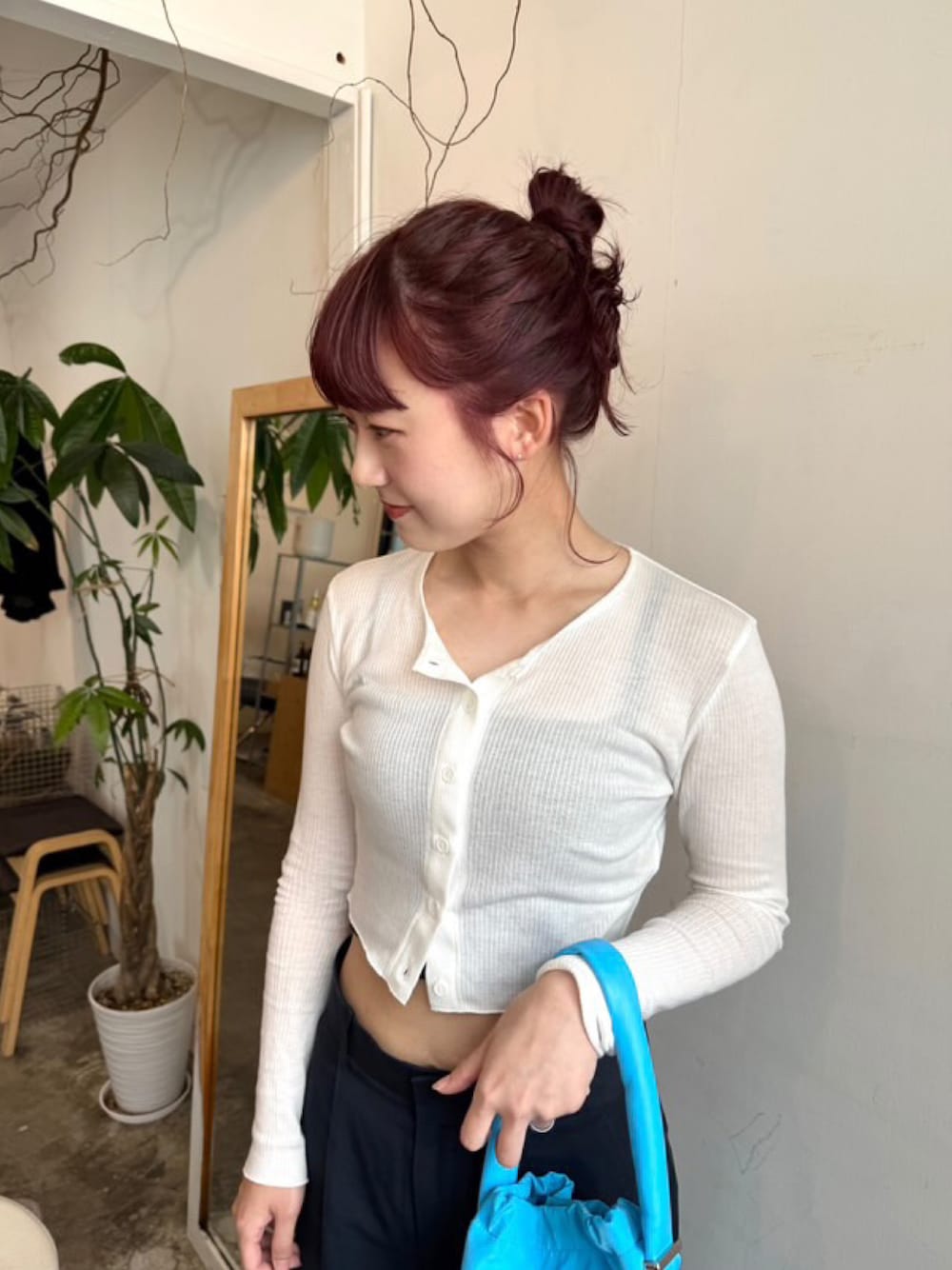 「シンプルスタイル、キレイめ、チノパン、休日コーデ、白トップス」｜「journal standard L'essageのチノ ロールアップパンツ（チノパンツ、ブルー系）」を使った、いとうさん（レディース・161cm）の夏コーディネートの1枚目の写真