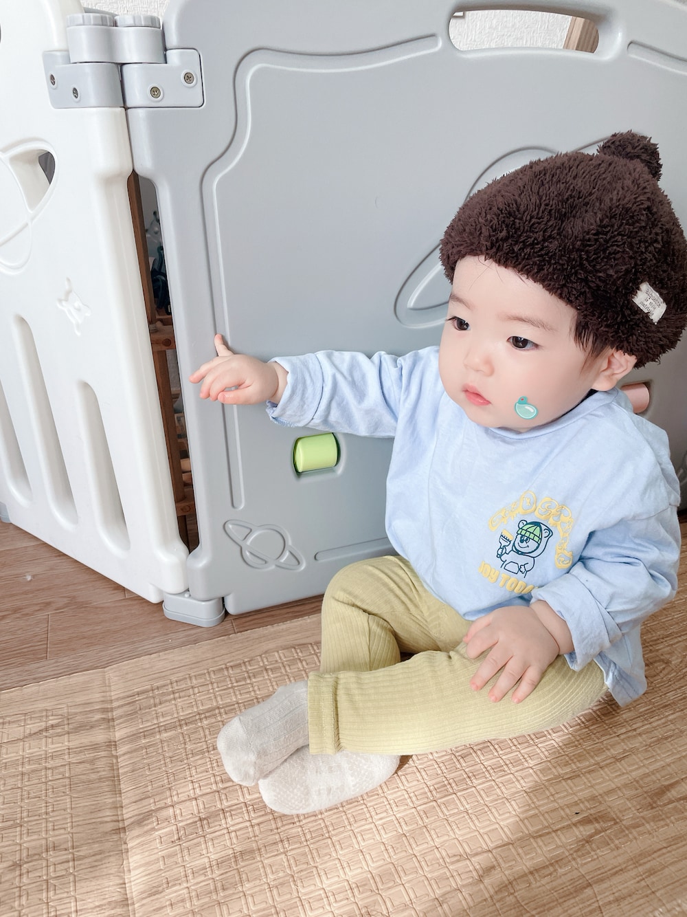 「今日のコーデ、春色、プチプラ、キッズコーデ、キッズファッション、こどもコーデ、むすこーで、1歳、男の子、男の子コーデ、おとこのこ、プチプラコーデ、バースデイ、ベレー帽、おしゃれさんと繋がりたい」｜「biguetteのアイテム（ハンチング/ベレー帽、ブラウン系）」を使った、Nuts.22さん（キッズ・70cm）の春コーディネートの1枚目の写真