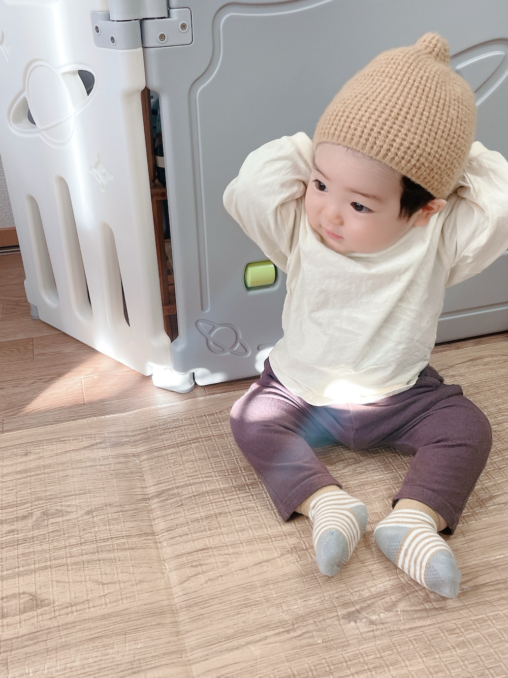 イエロー系のTシャツ/カットソー、ブラウン系のパンツ、イエロー系のその他ベビーウェアを着用したキッズの冬コーディネートの1枚目の写真